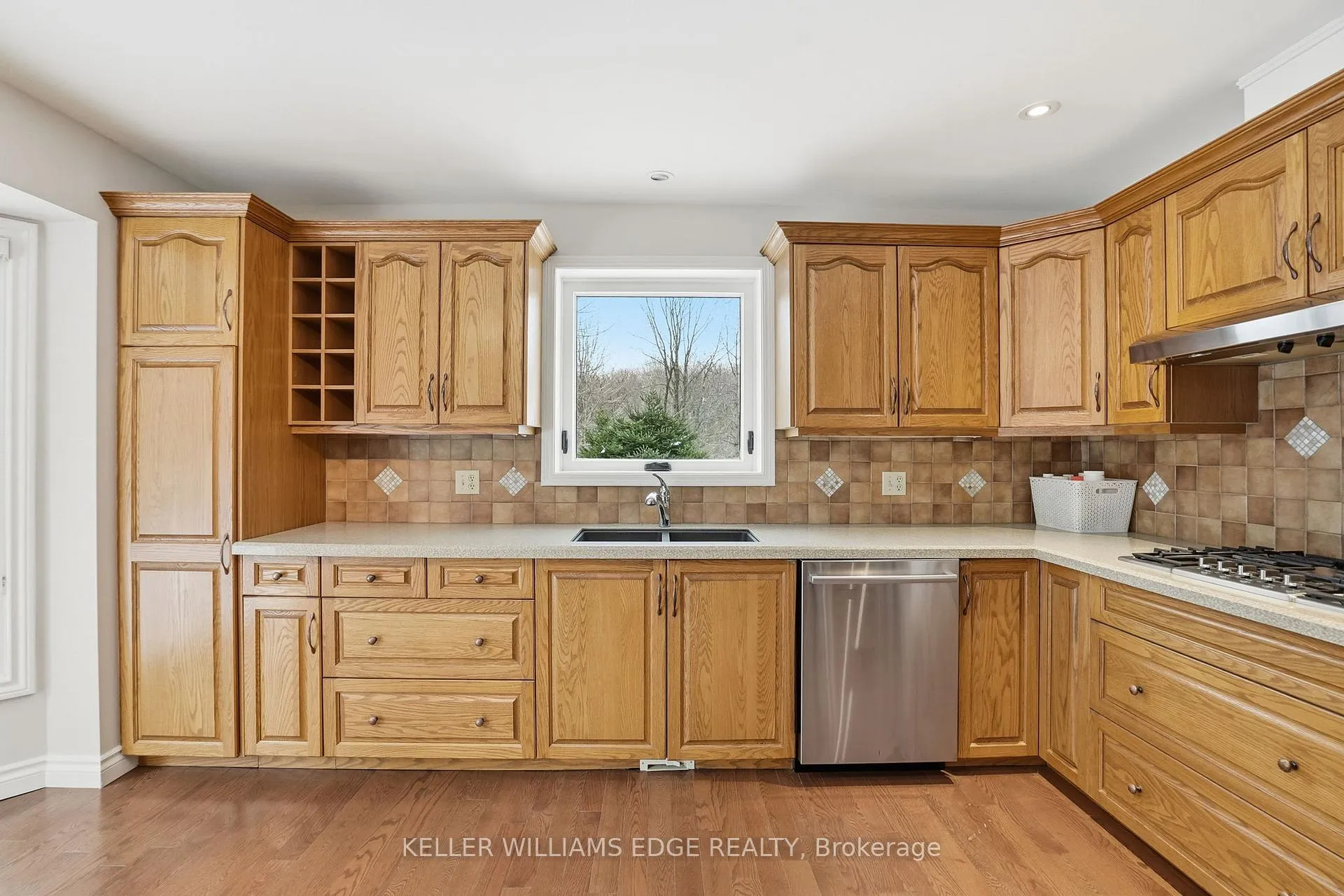 Photo 9 of 11 Mays Crescent, Hamilton, Waterdown — HOMEH