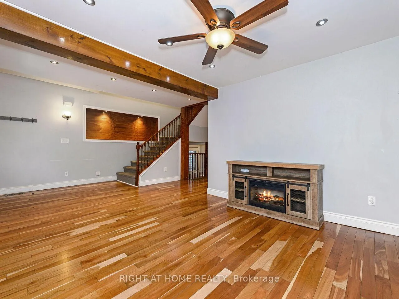 Photo 3 of 180 Rosslyn Avenue N, Hamilton, Crown Point — HOMEH