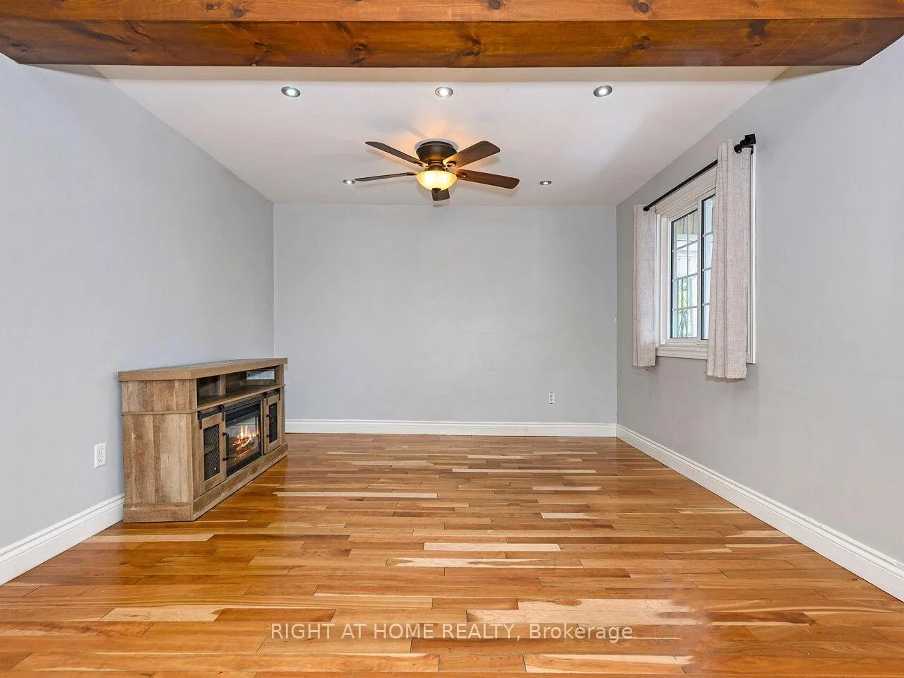 Photo 5 of 180 Rosslyn Avenue N, Hamilton, Crown Point — HOMEH