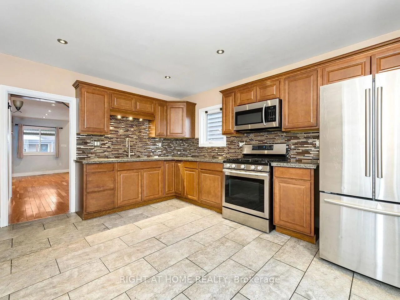 Photo 7 of 180 Rosslyn Avenue N, Hamilton, Crown Point — HOMEH