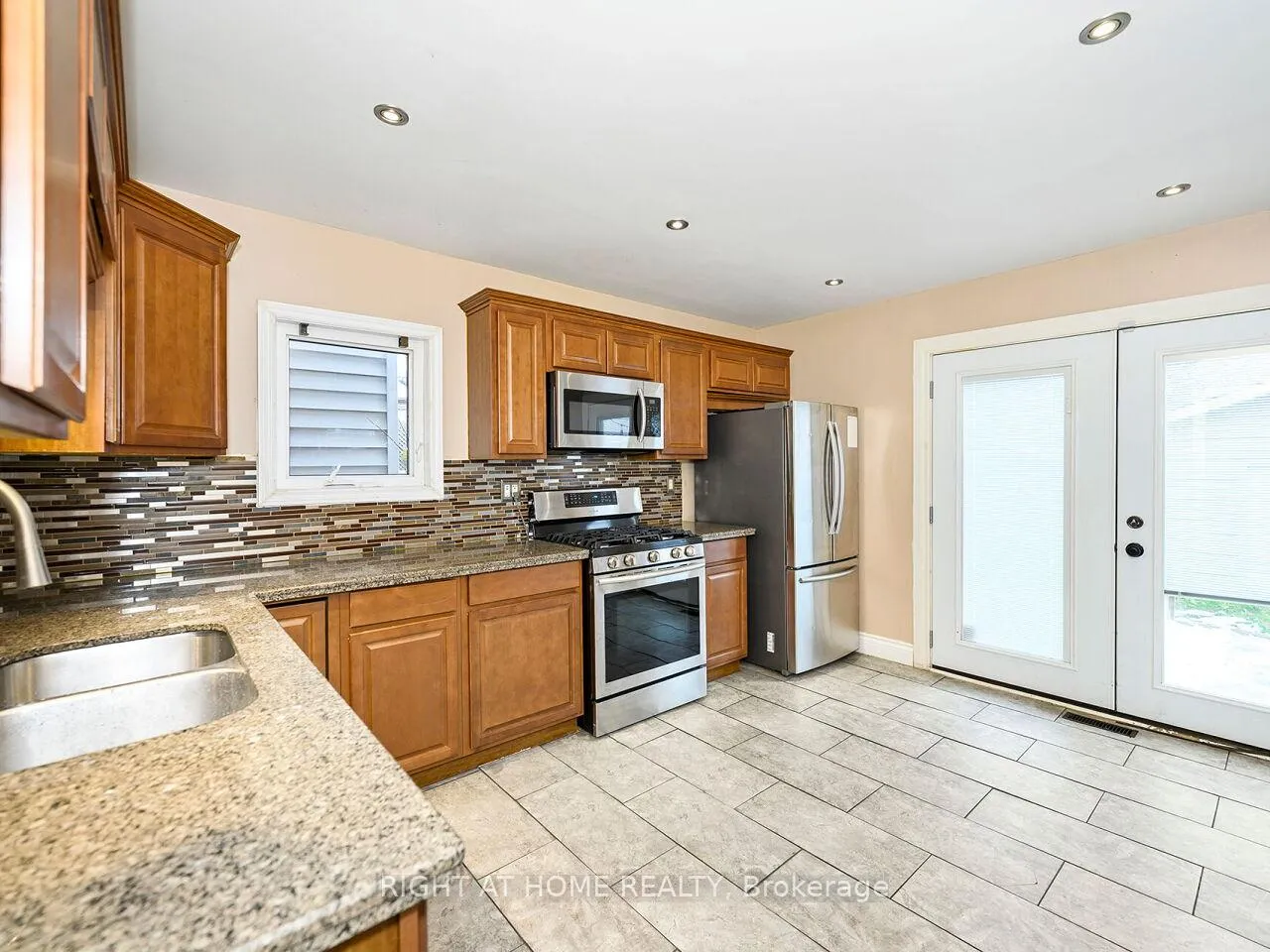 Photo 8 of 180 Rosslyn Avenue N, Hamilton, Crown Point — HOMEH