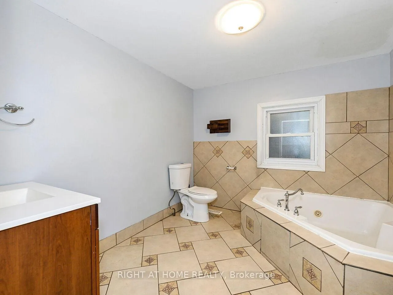 Photo 12 of 180 Rosslyn Avenue N, Hamilton, Crown Point — HOMEH