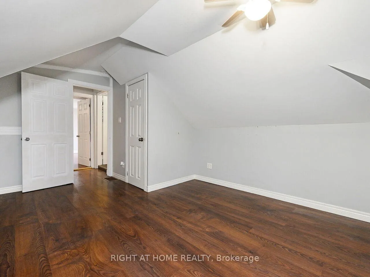 Photo 20 of 180 Rosslyn Avenue N, Hamilton, Crown Point — HOMEH