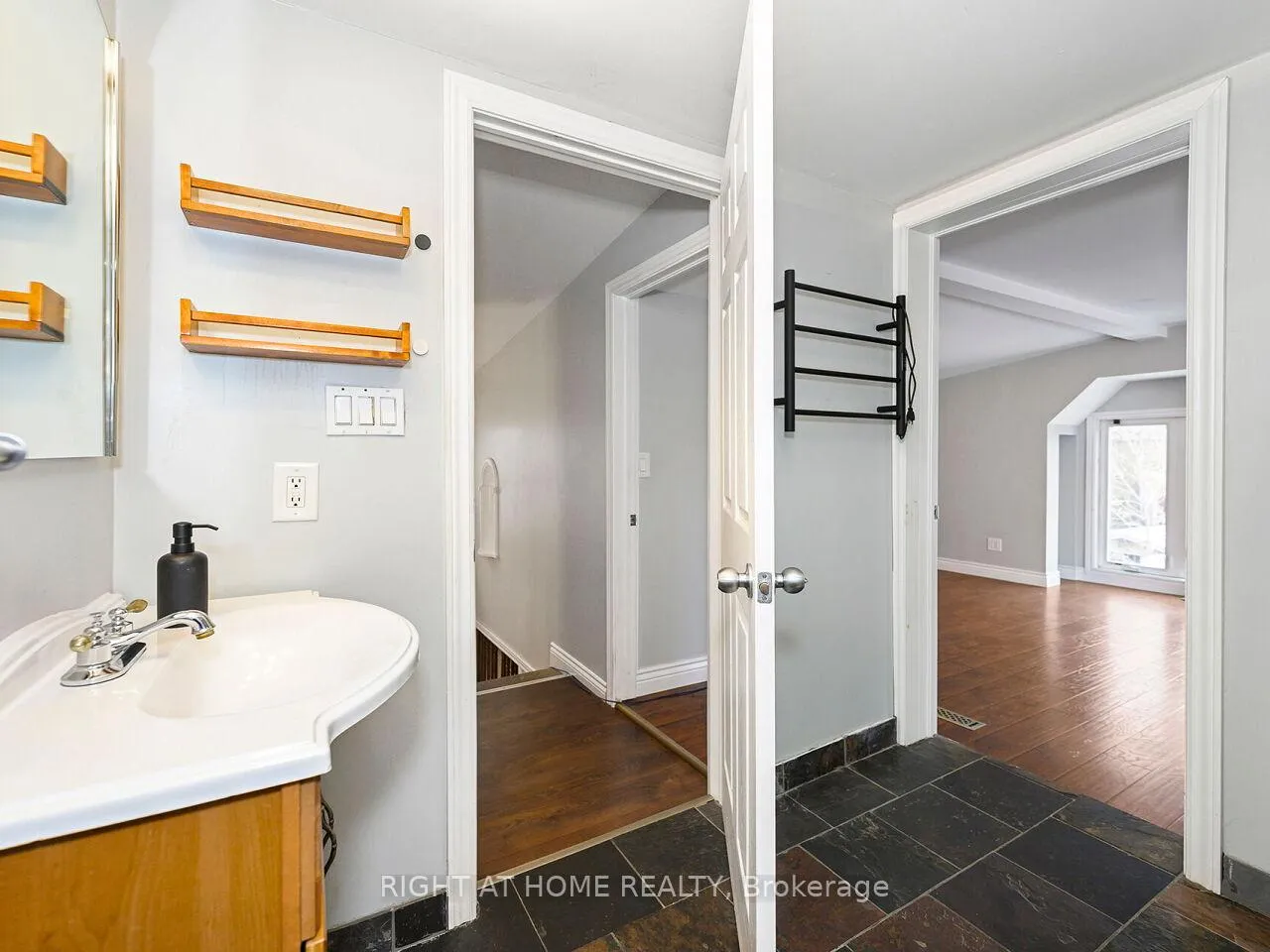 Photo 21 of 180 Rosslyn Avenue N, Hamilton, Crown Point — HOMEH