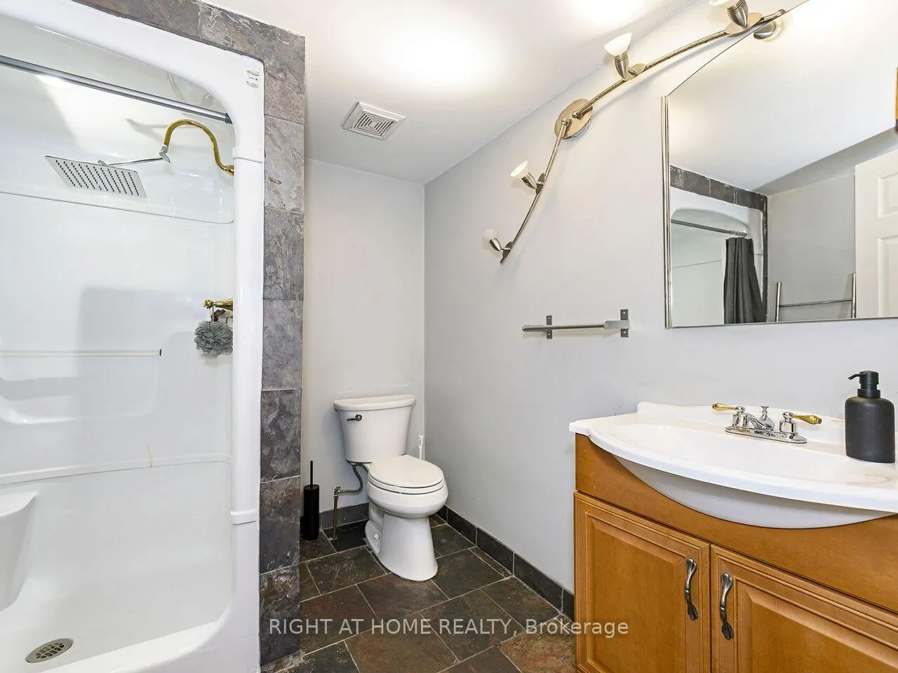 Photo 22 of 180 Rosslyn Avenue N, Hamilton, Crown Point — HOMEH