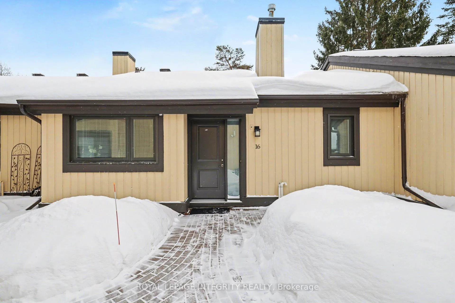 Front of 16 Pebble Beach Court