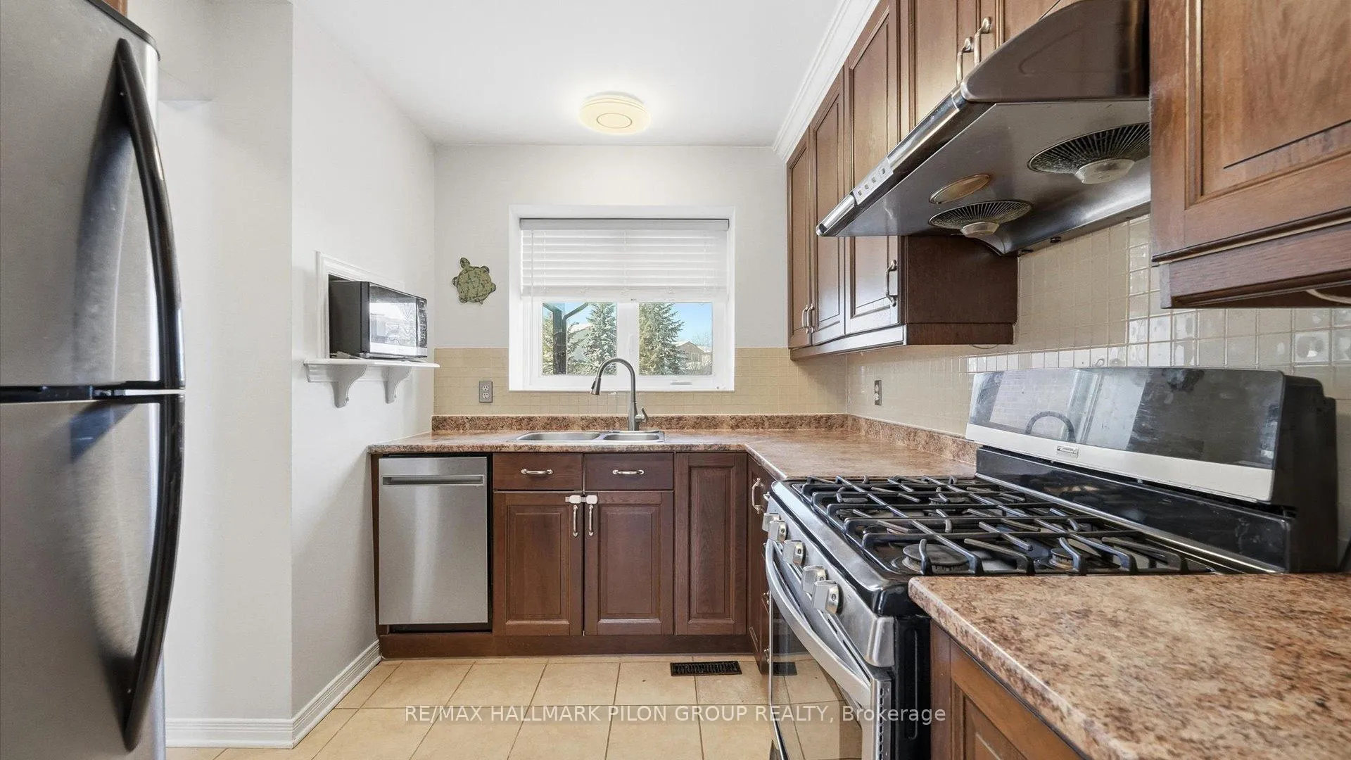 Photo 5 of 1853 Brousseau Crescent, Ottawa, Chateauneuf — HOMEH