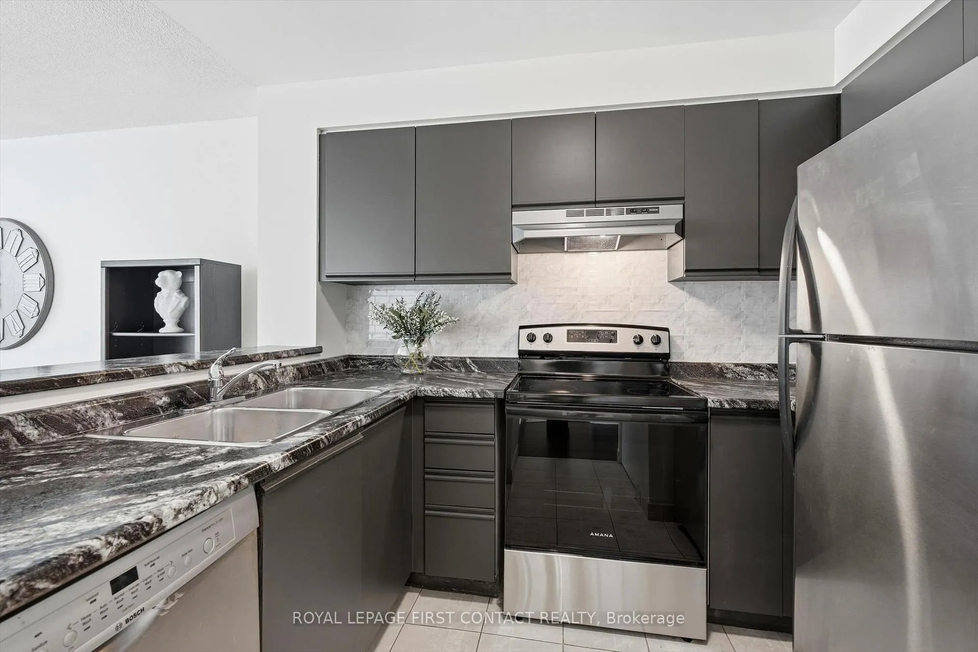 Photo 9 of Unit 808, 140 Dunlop Street E, Barrie, City Centre — HOMEH