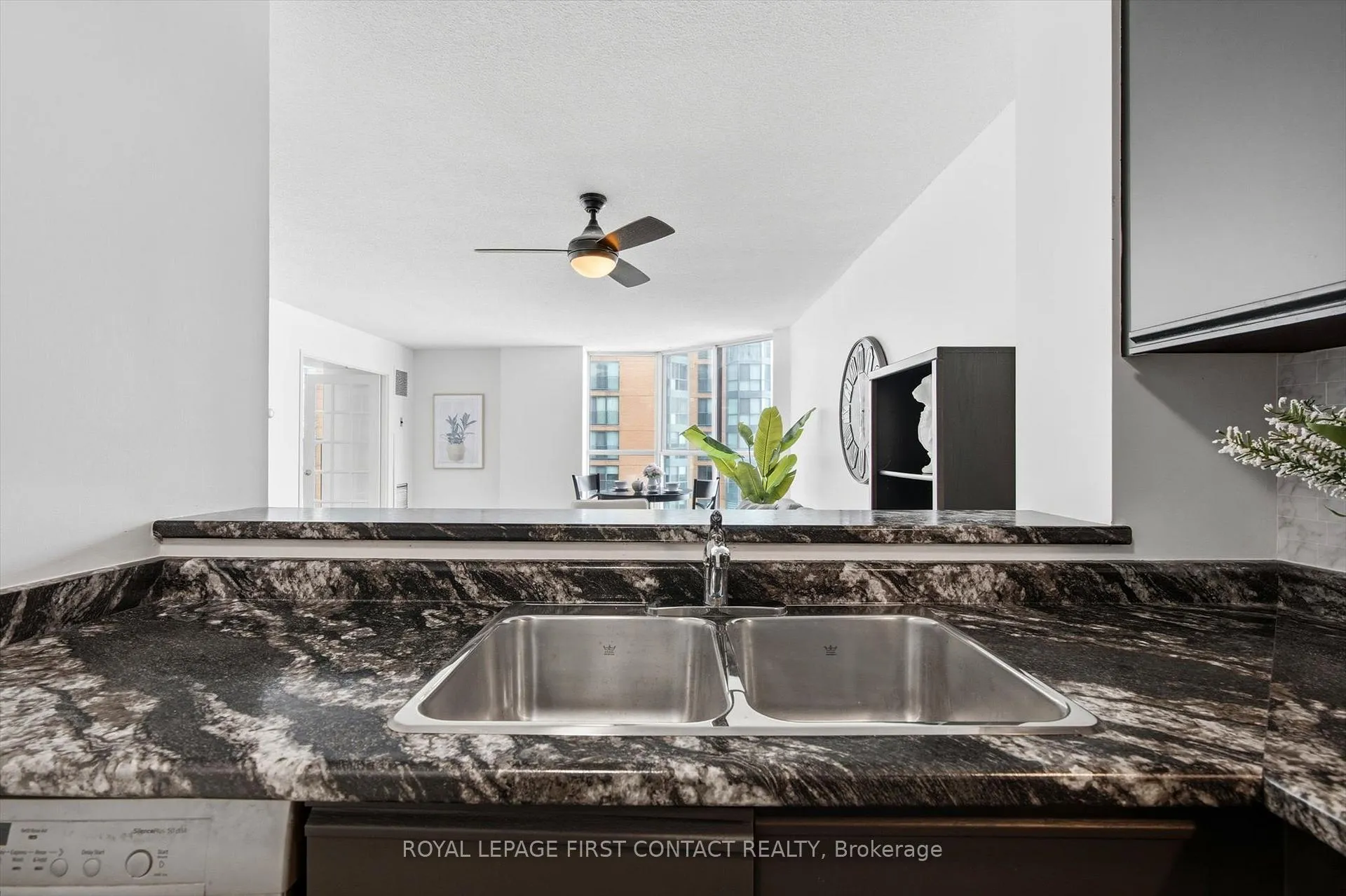 Photo 11 of Unit 808, 140 Dunlop Street E, Barrie, City Centre — HOMEH