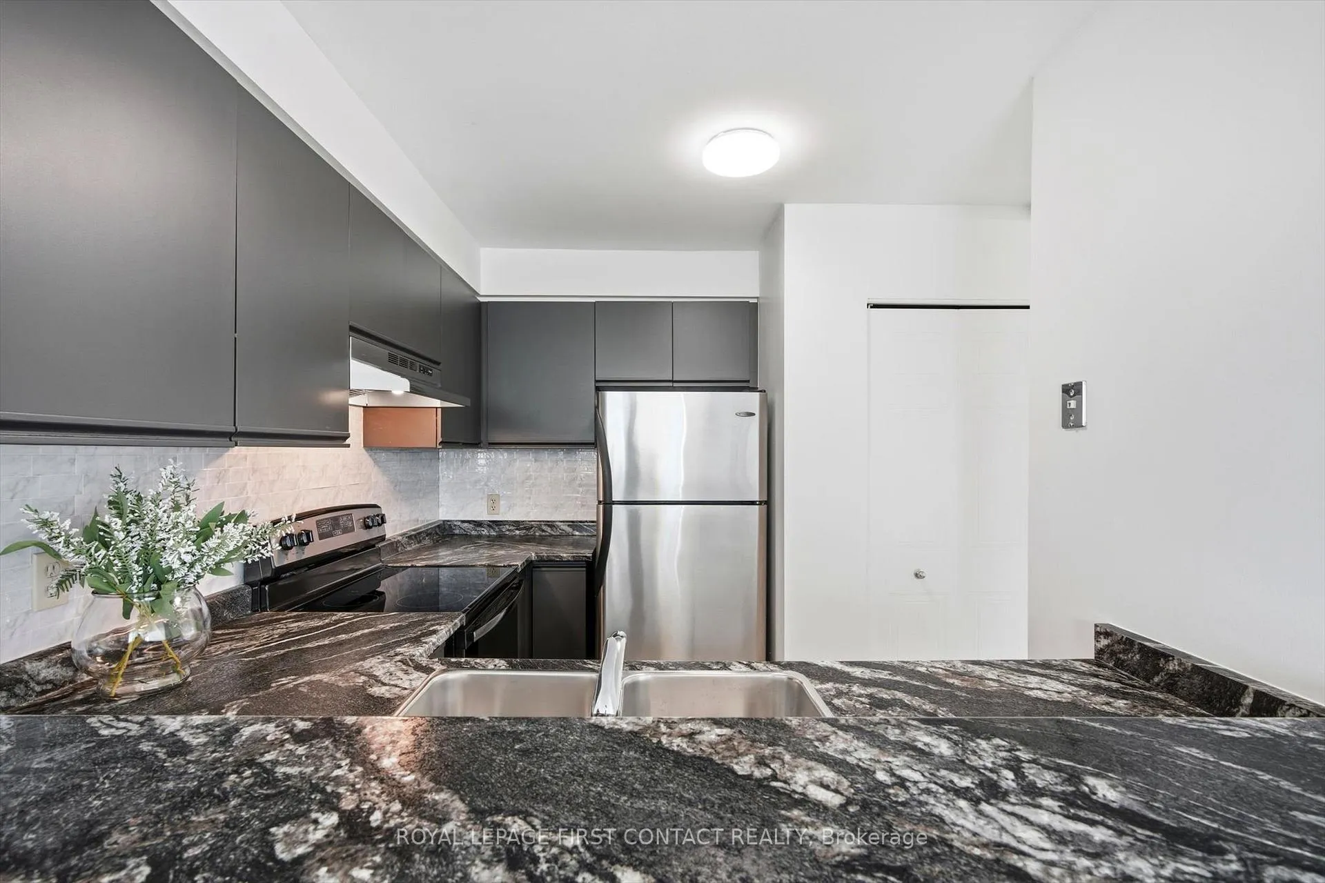 Photo 12 of Unit 808, 140 Dunlop Street E, Barrie, City Centre — HOMEH
