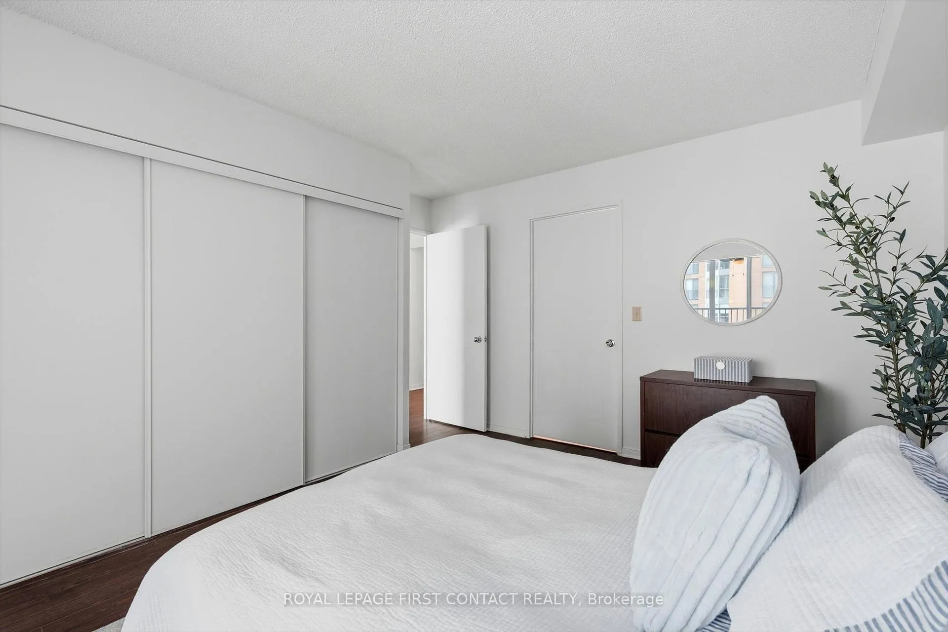 Photo 21 of Unit 808, 140 Dunlop Street E, Barrie, City Centre — HOMEH