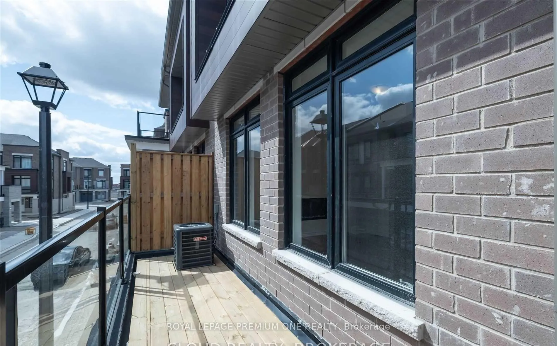 Photo 3 of 24 Elsinore Street, Vaughan, Kleinburg — HOMEH