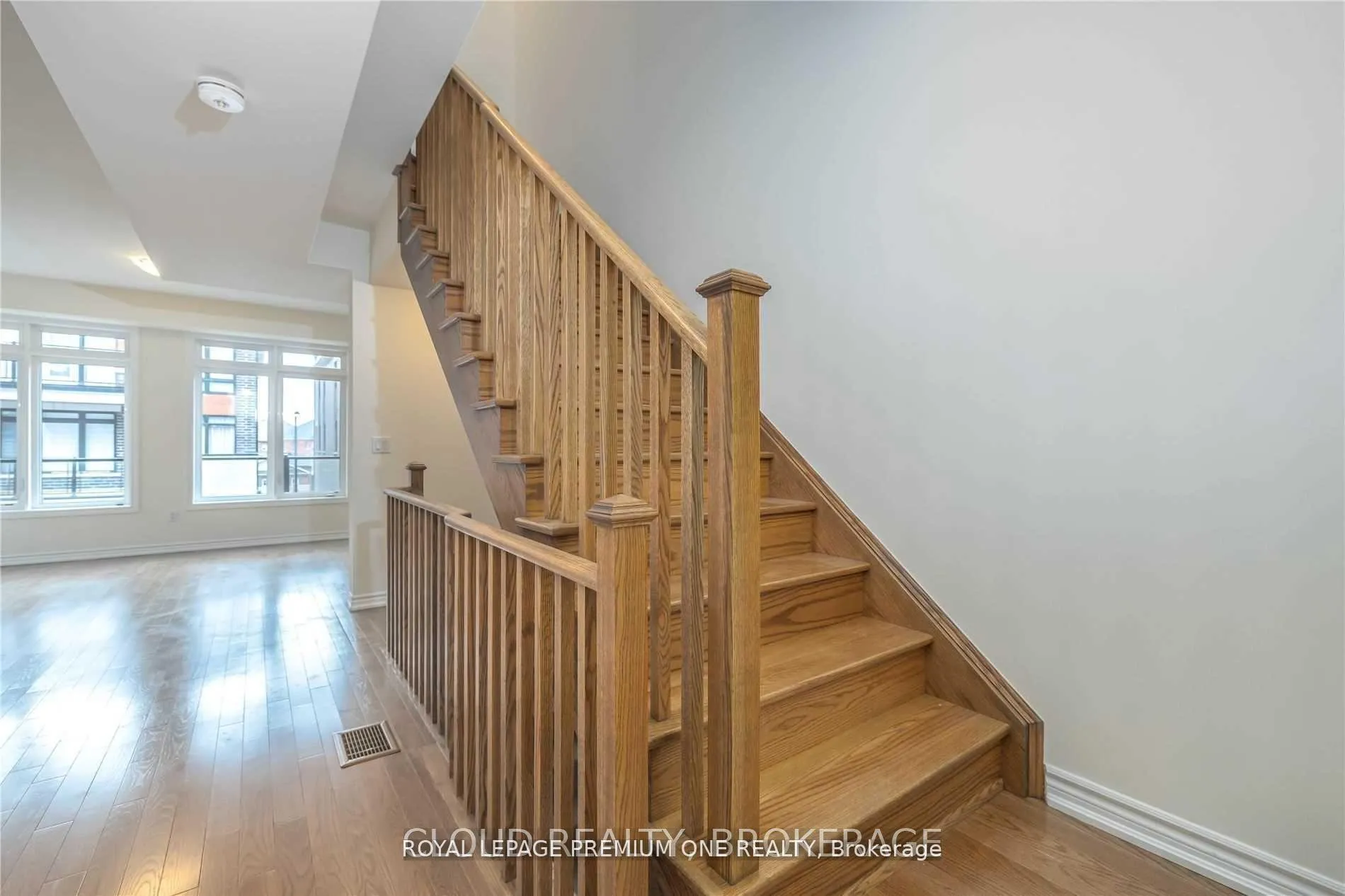 Photo 10 of 24 Elsinore Street, Vaughan, Kleinburg — HOMEH