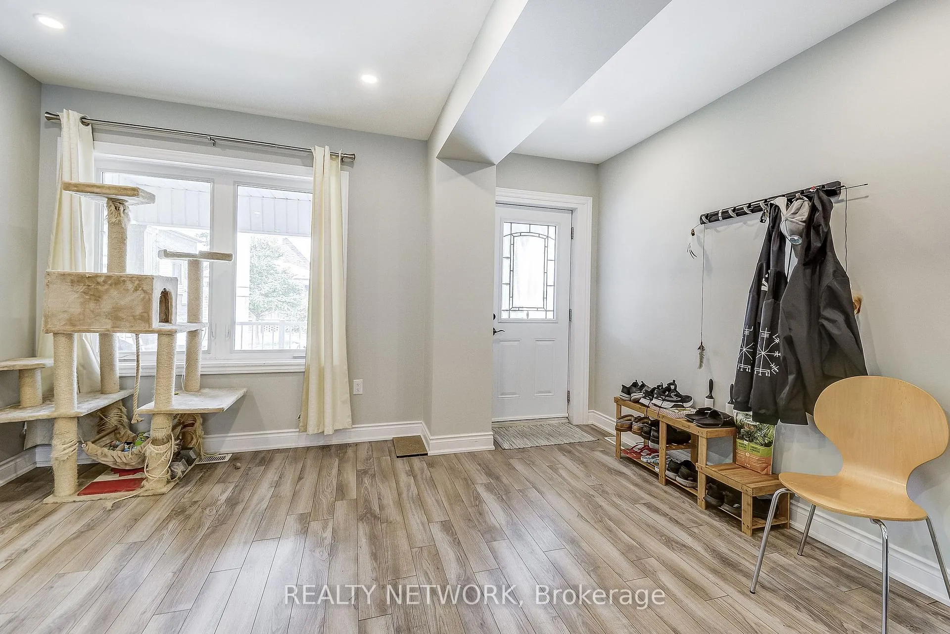 Photo 2 of 88 Rosslyn Avenue N, Hamilton, Crown Point — HOMEH