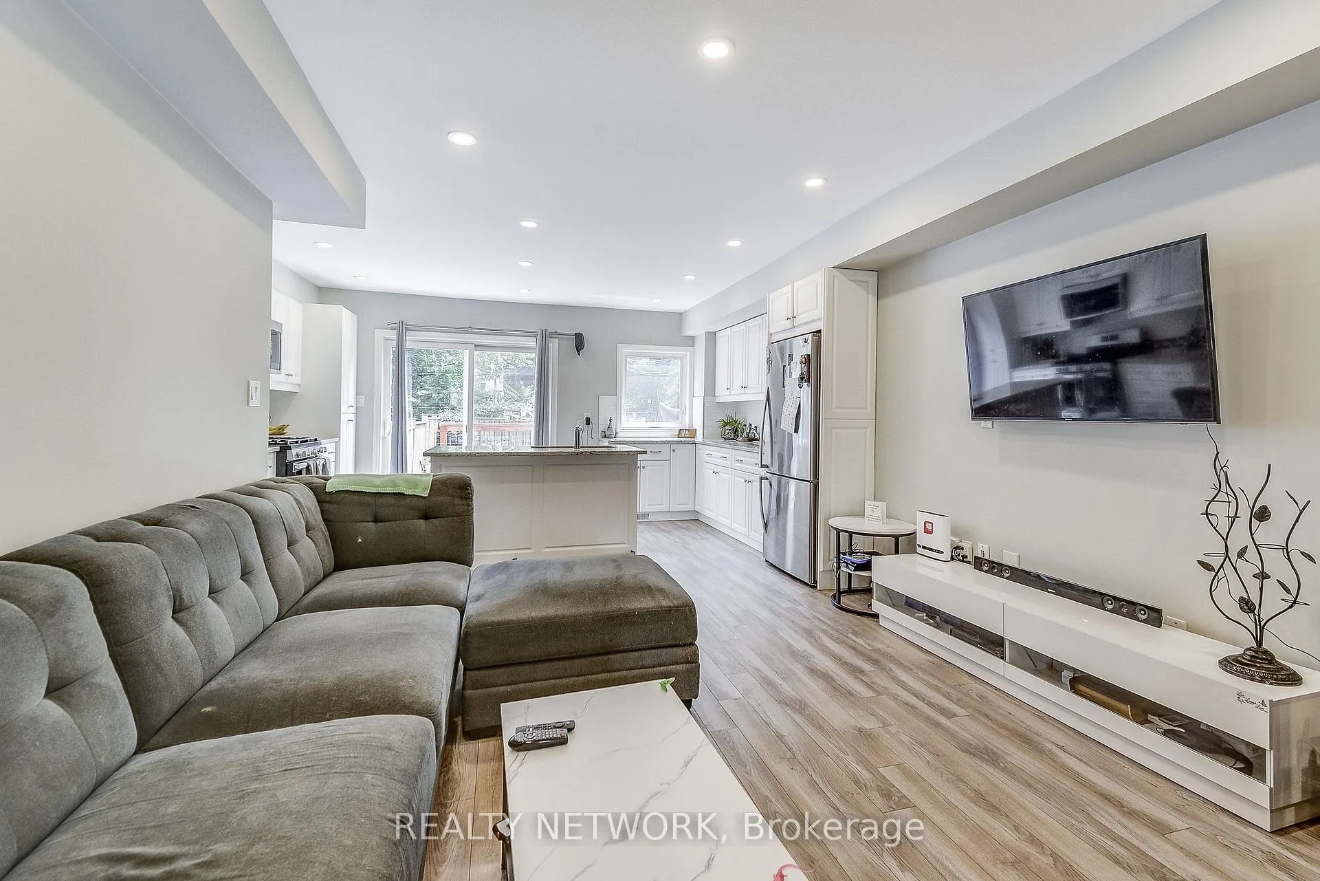 Photo 4 of 88 Rosslyn Avenue N, Hamilton, Crown Point — HOMEH