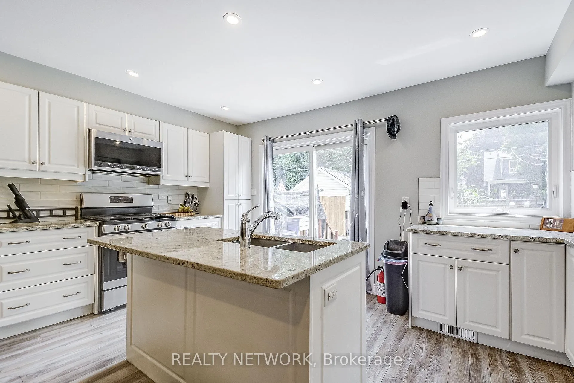 Photo 6 of 88 Rosslyn Avenue N, Hamilton, Crown Point — HOMEH