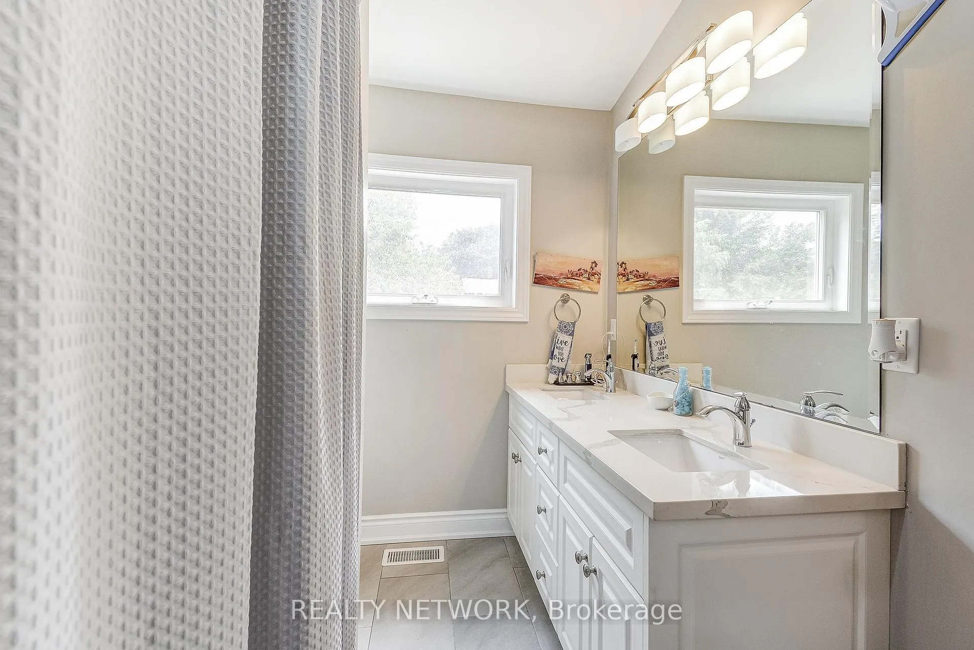 Photo 8 of 88 Rosslyn Avenue N, Hamilton, Crown Point — HOMEH