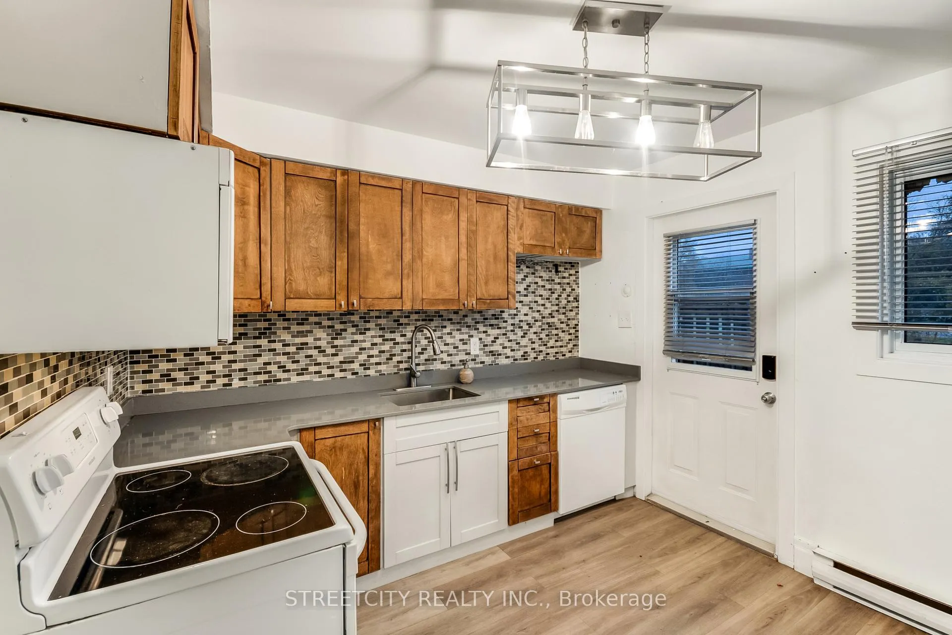 Photo 5 of Unit D, 71 Wellesley Crescent, London, East I — HOMEH