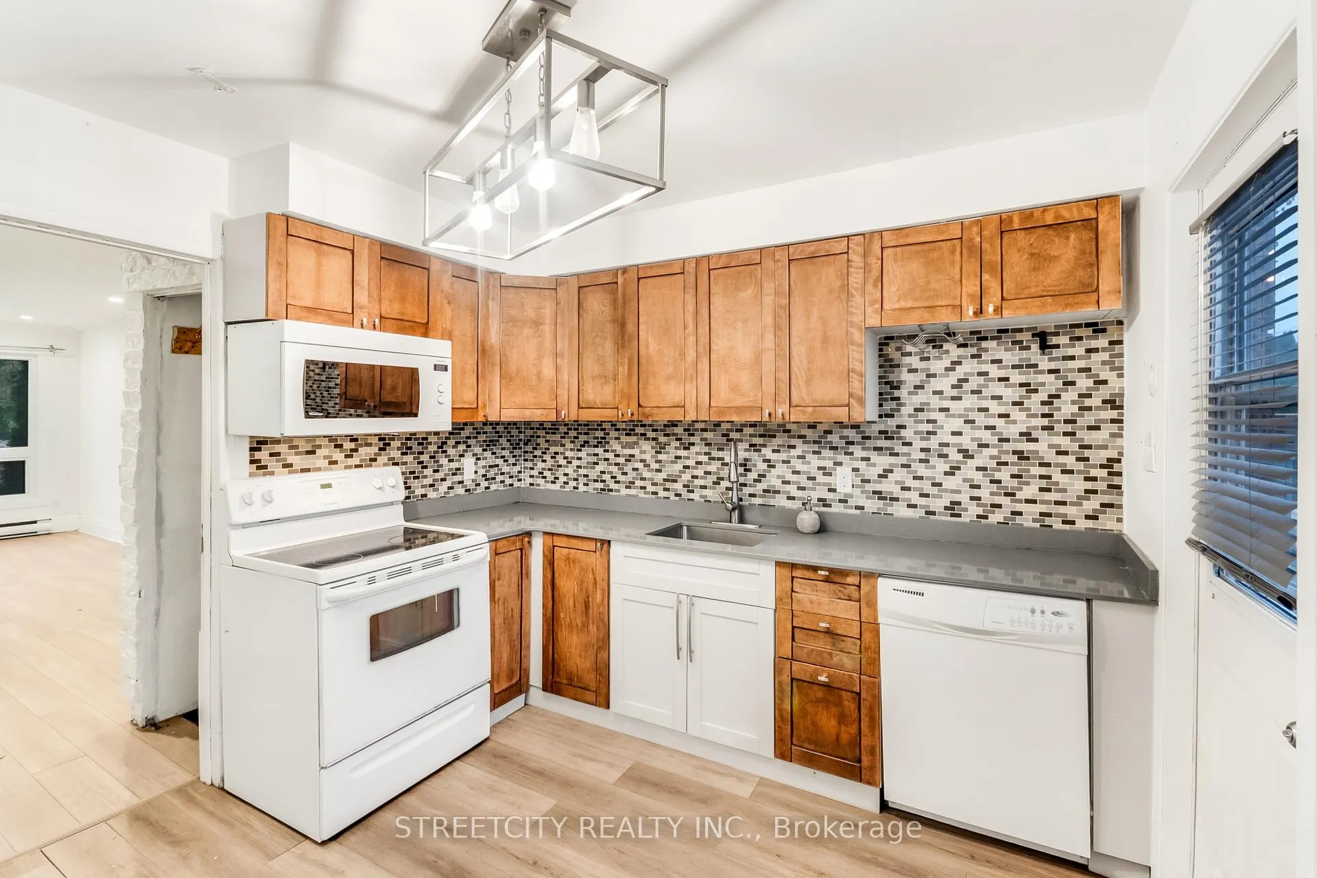 Photo 6 of Unit D, 71 Wellesley Crescent, London, East I — HOMEH