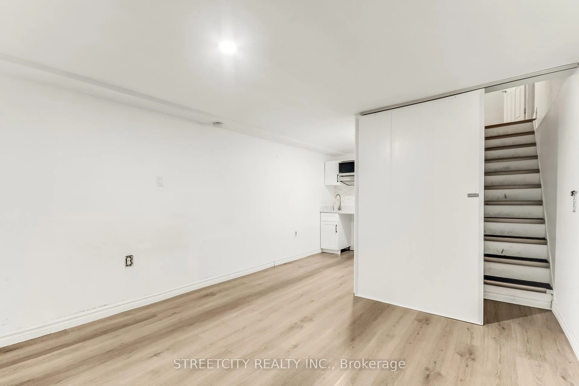 Photo 14 of Unit D, 71 Wellesley Crescent, London, East I — HOMEH