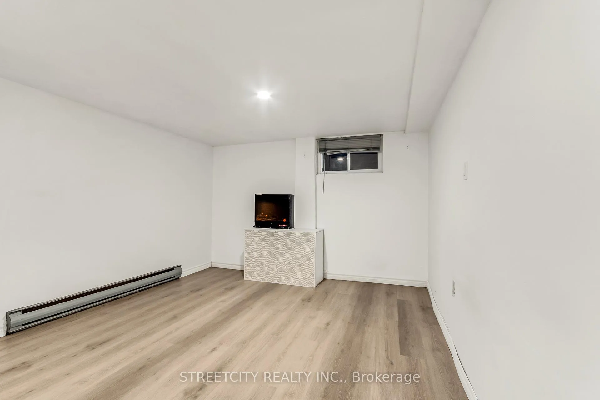 Photo 15 of Unit D, 71 Wellesley Crescent, London, East I — HOMEH