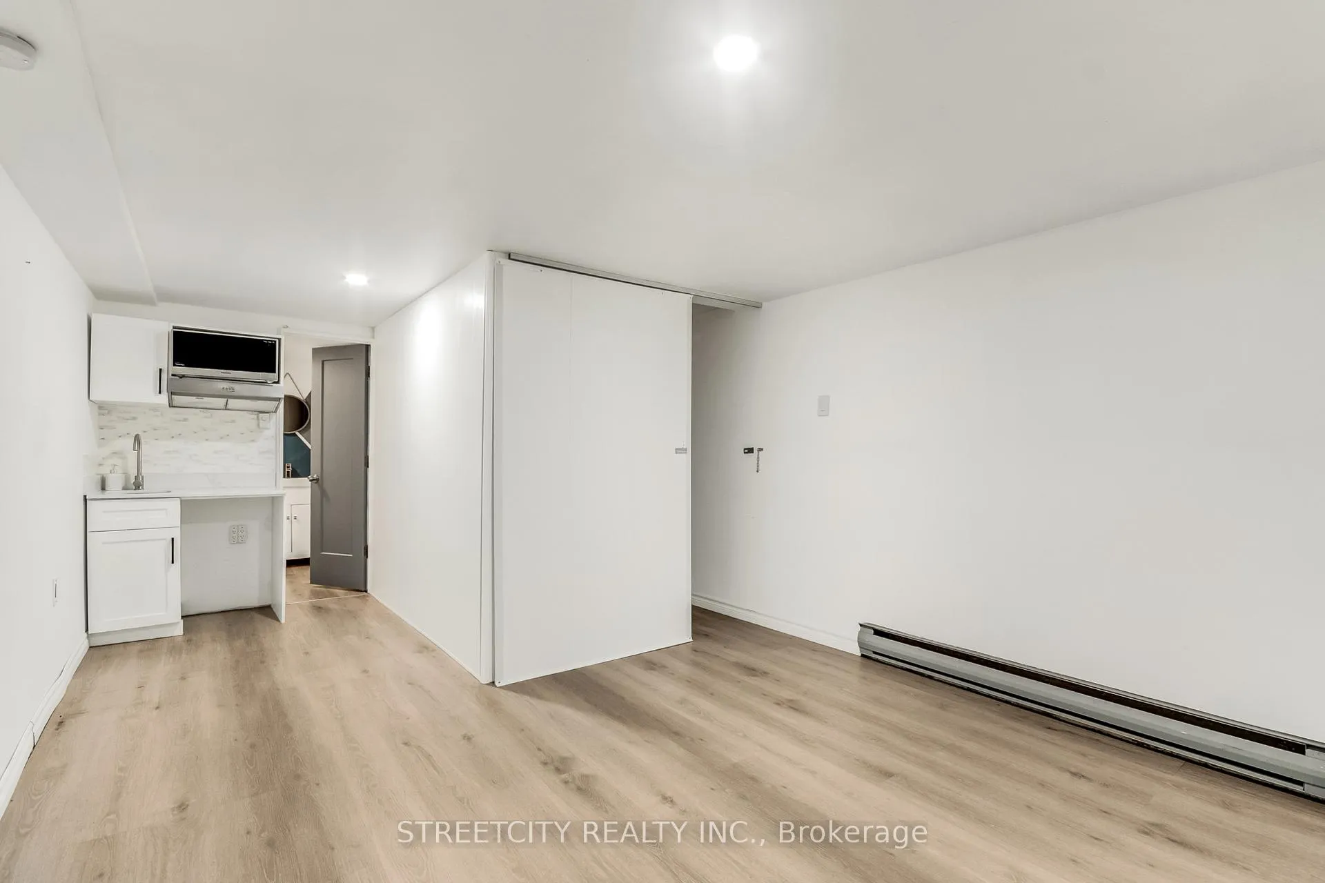 Photo 16 of Unit D, 71 Wellesley Crescent, London, East I — HOMEH