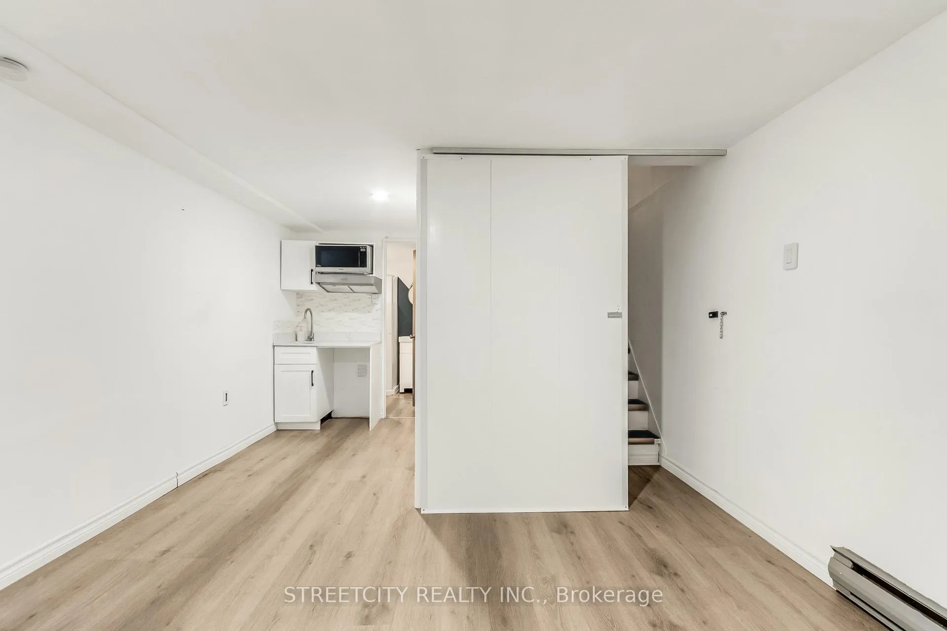 Photo 17 of Unit D, 71 Wellesley Crescent, London, East I — HOMEH
