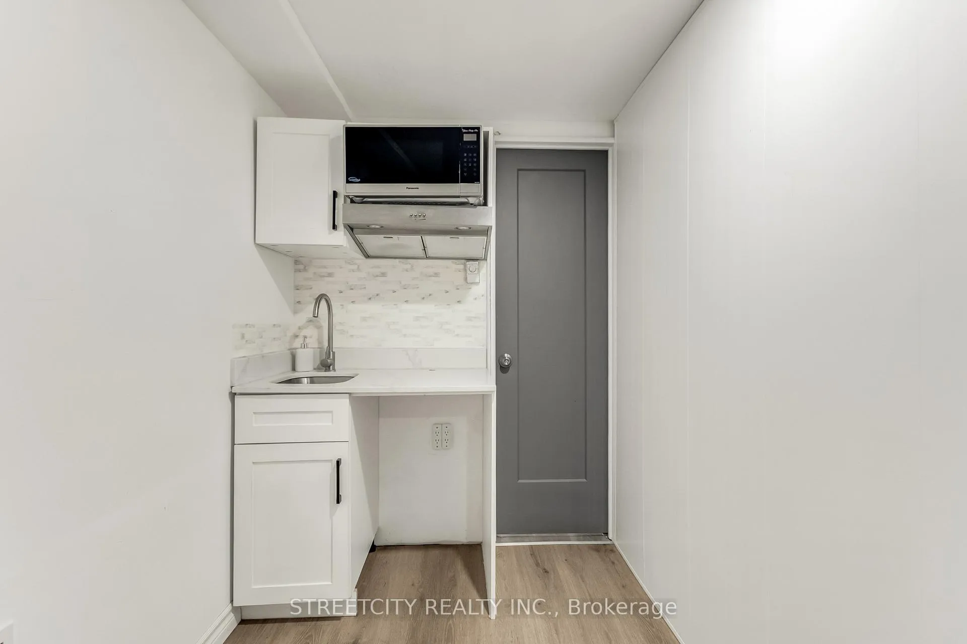 Photo 18 of Unit D, 71 Wellesley Crescent, London, East I — HOMEH
