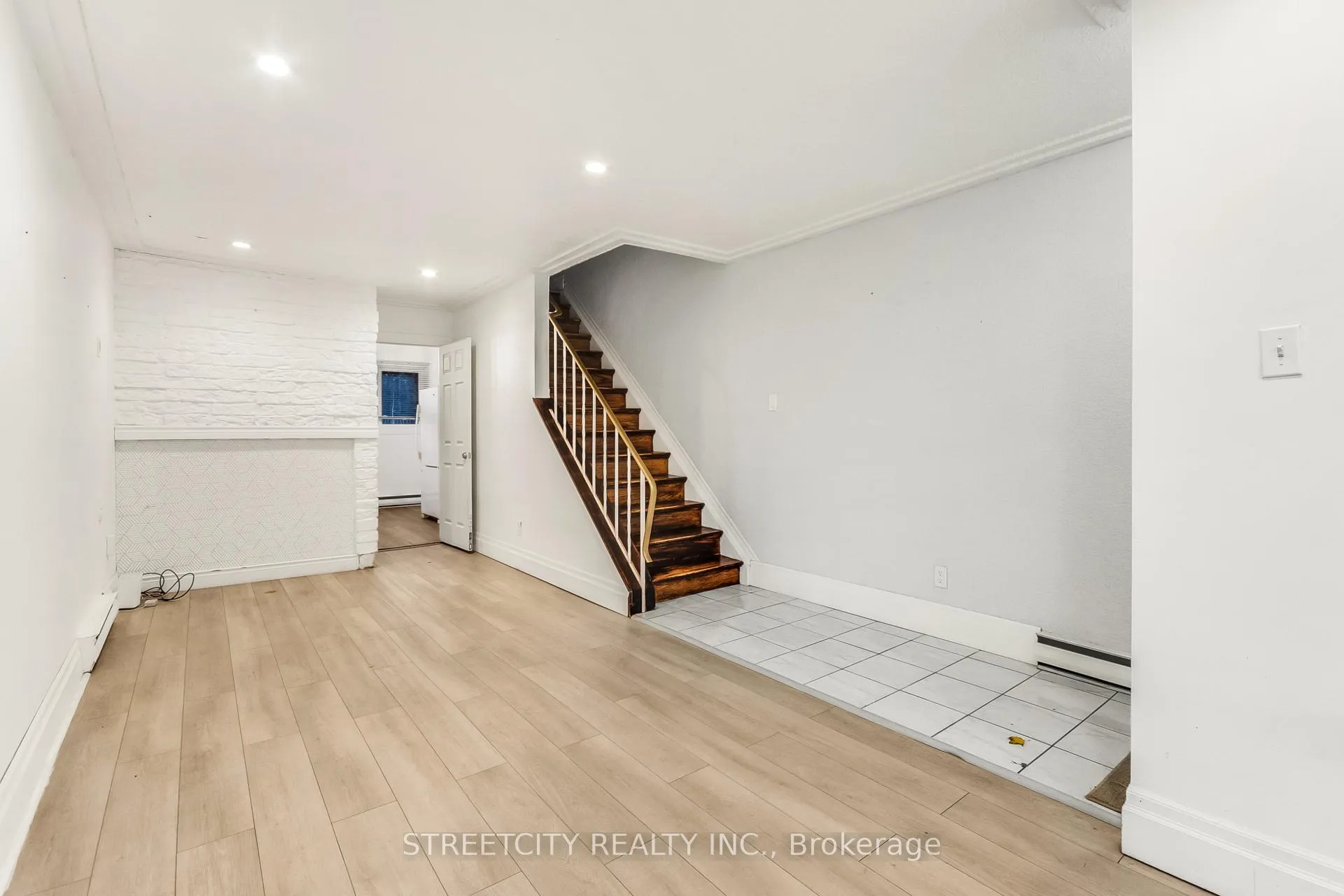 Photo 24 of Unit D, 71 Wellesley Crescent, London, East I — HOMEH