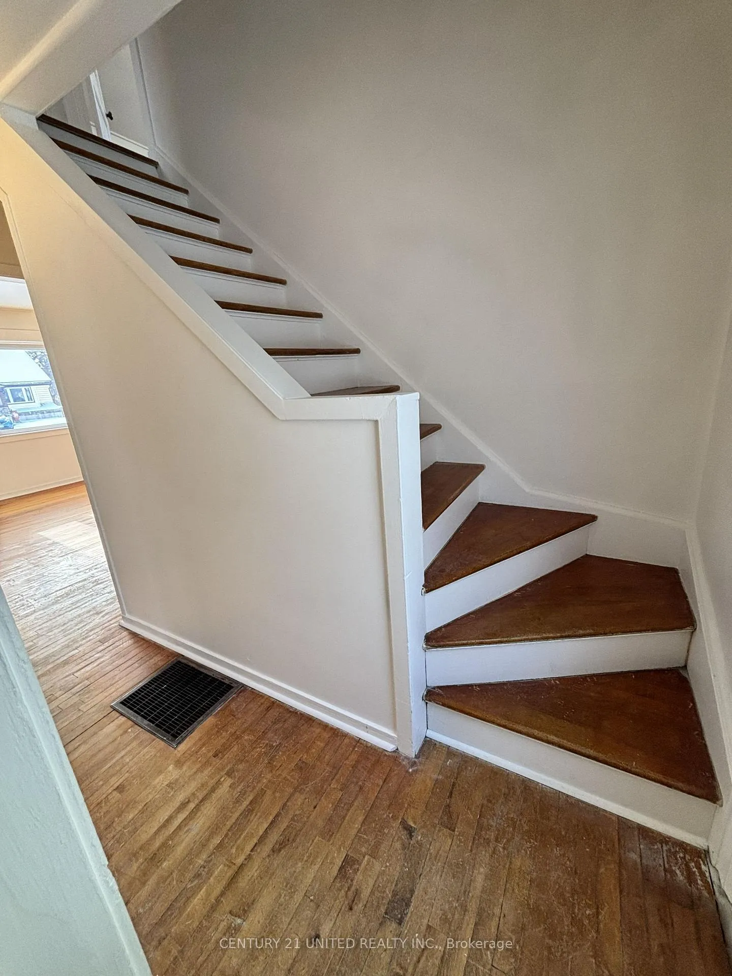 Photo 10 of 638 Mckellar Street, Peterborough, Otonabee Ward 1 — HOMEH
