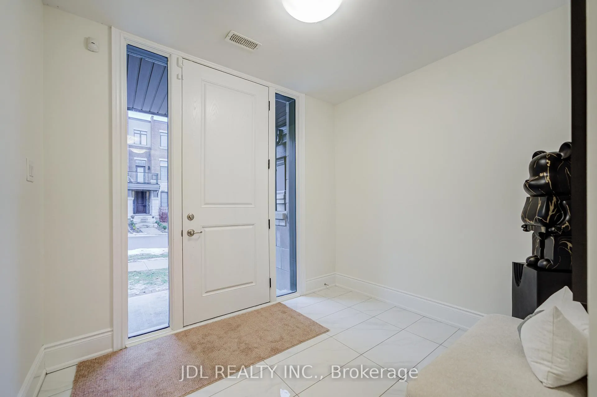Photo 2 of 94 Carrville Woods Circle, Vaughan, Patterson — HOMEH