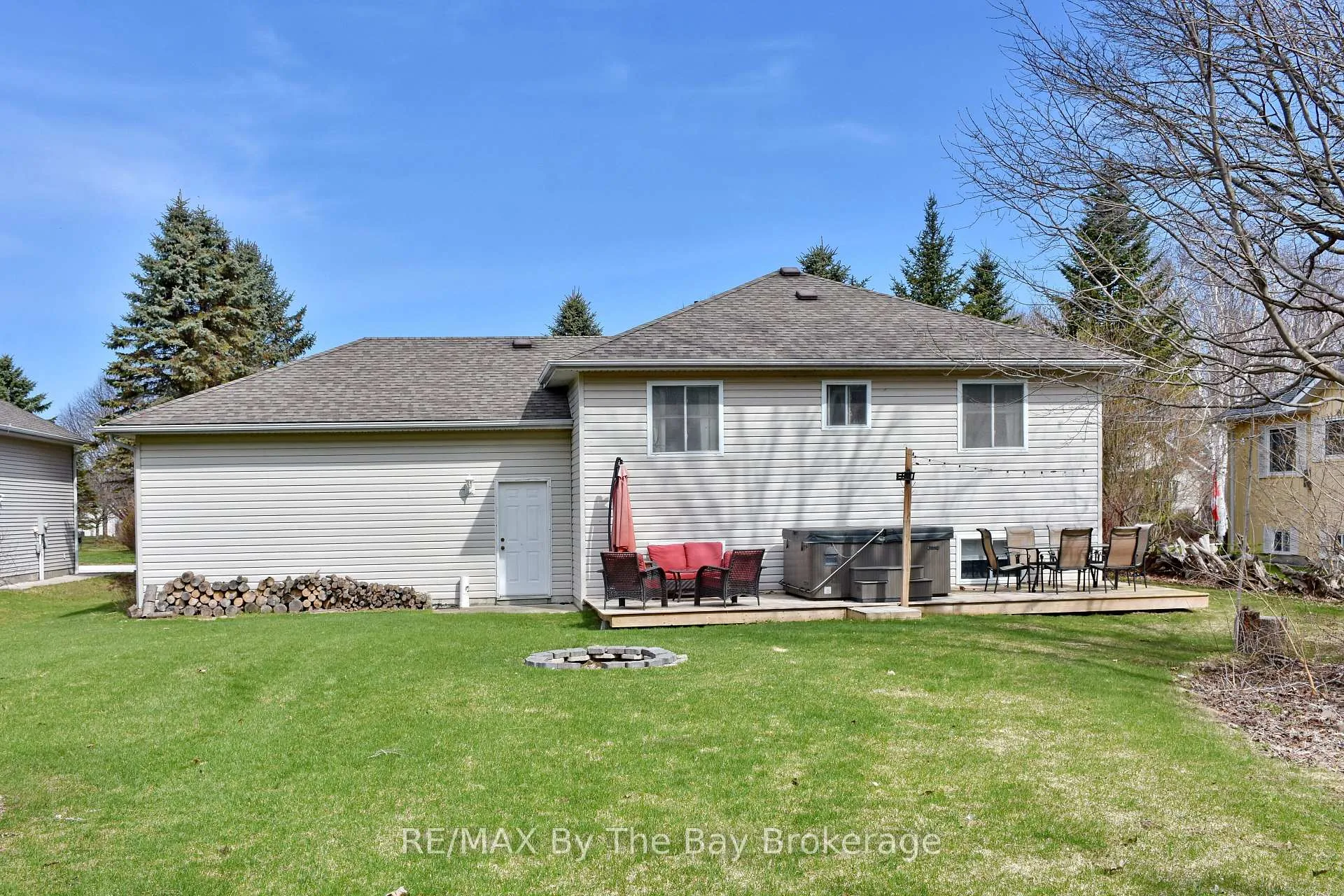 Photo 3 of 8 Pridham Court, Wasaga Beach — HOMEH