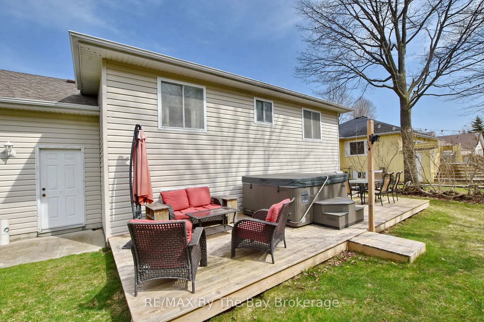 Photo 4 of 8 Pridham Court, Wasaga Beach — HOMEH