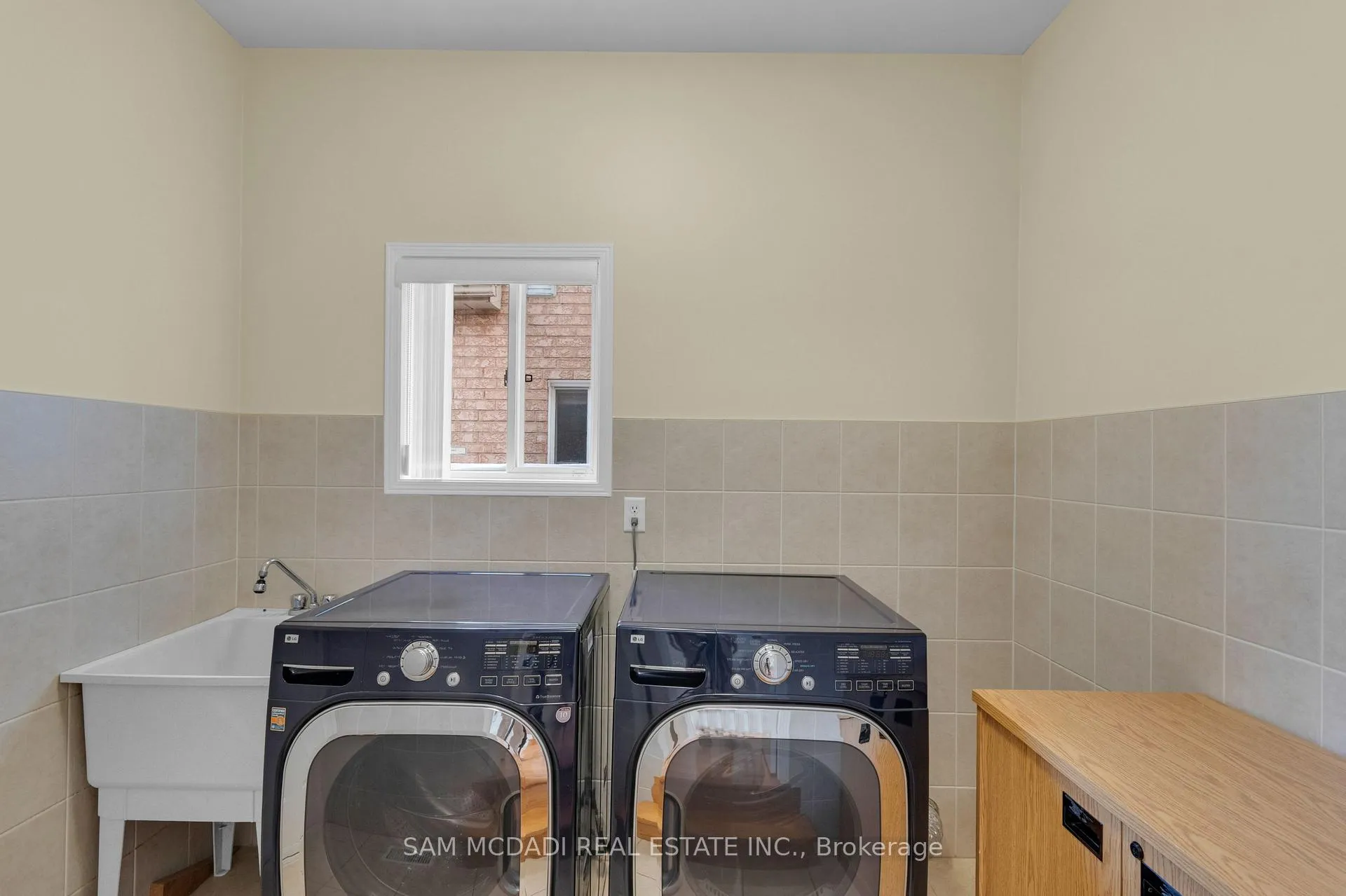 Photo 8 of 22 Nazer Street, Halton Hills, Georgetown — HOMEH