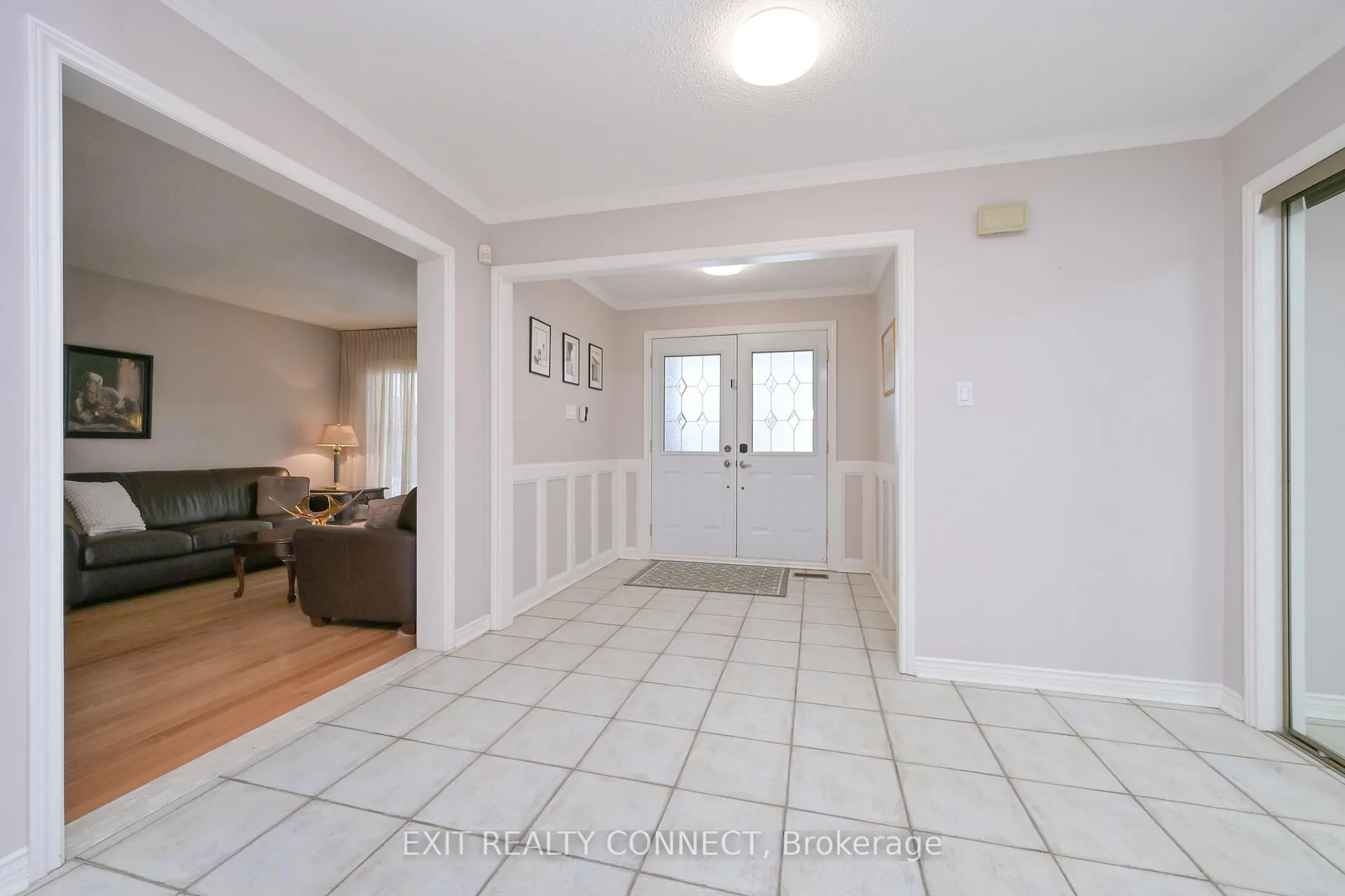 Photo 4 of 303 Forest Drive, Vaughan, West Woodbridge — HOMEH