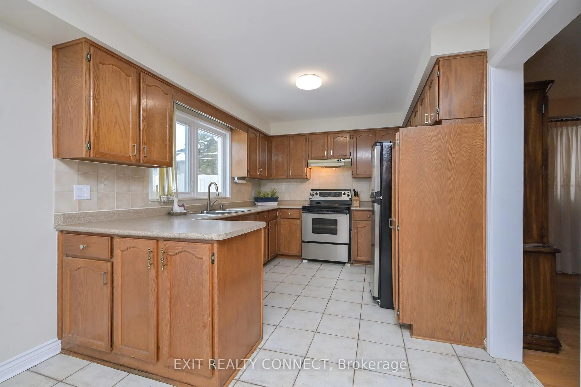 Photo 7 of 303 Forest Drive, Vaughan, West Woodbridge — HOMEH