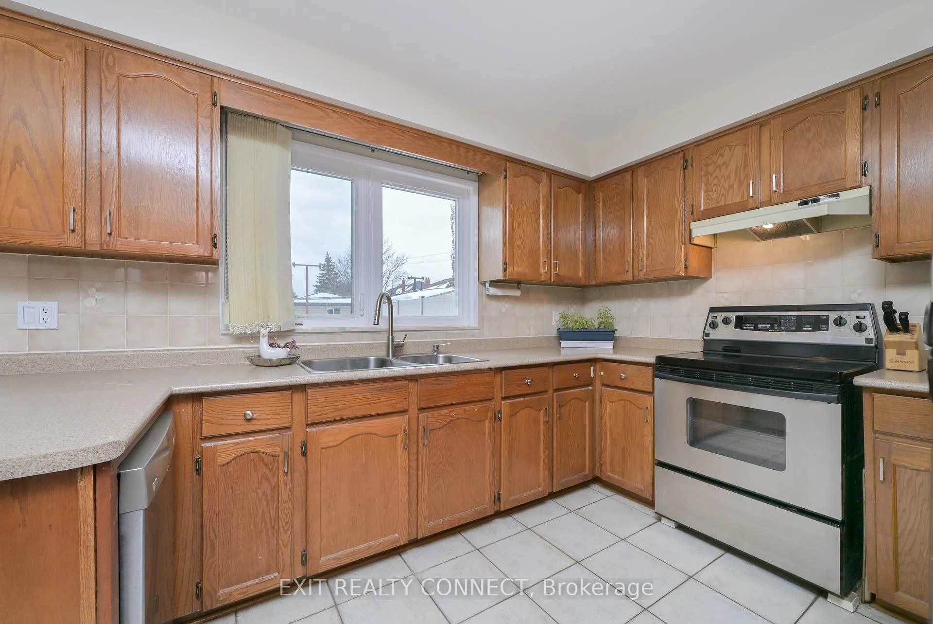 Photo 9 of 303 Forest Drive, Vaughan, West Woodbridge — HOMEH