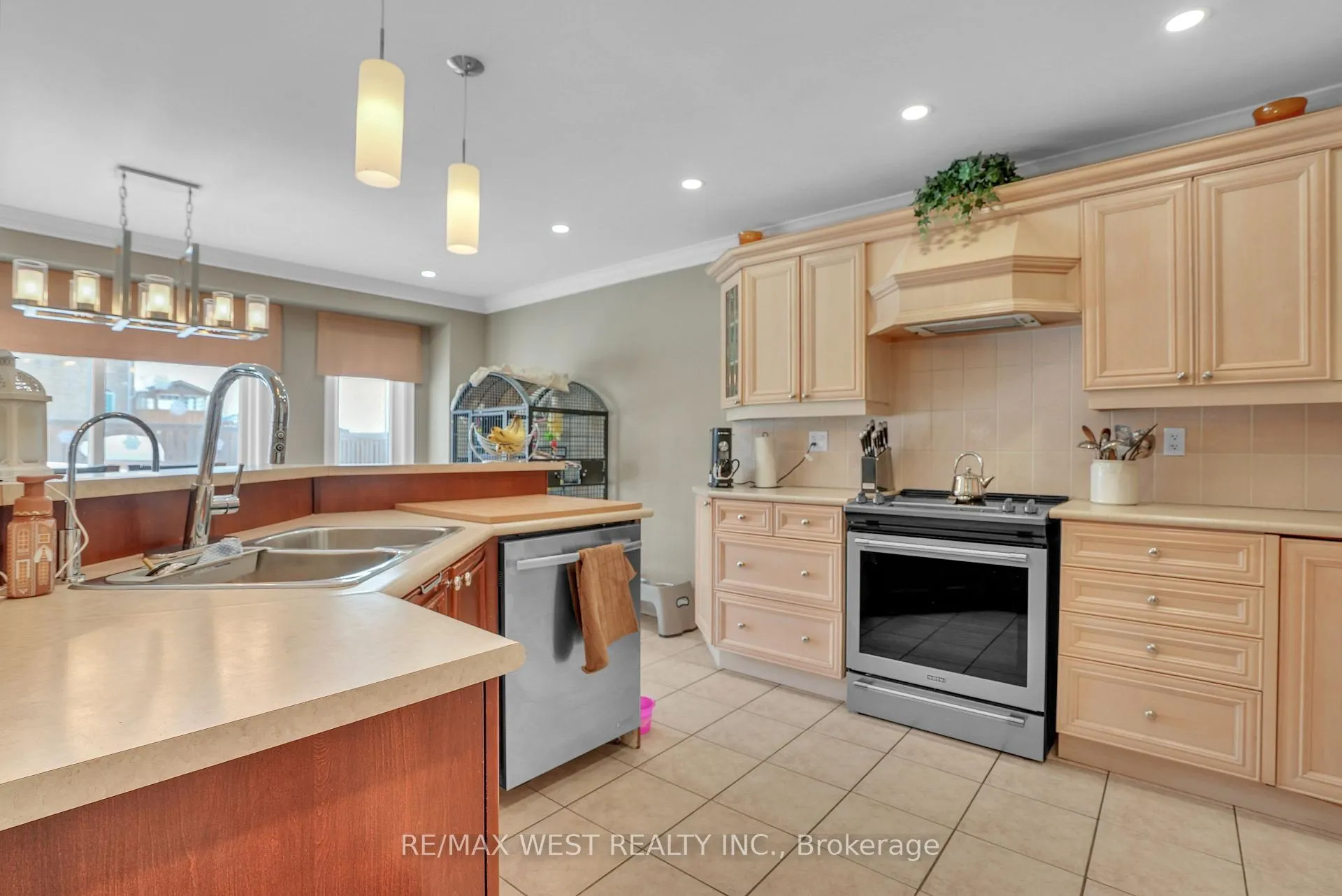 Photo 3 of 173 Prince William Way, Barrie, Innis-Shore — HOMEH
