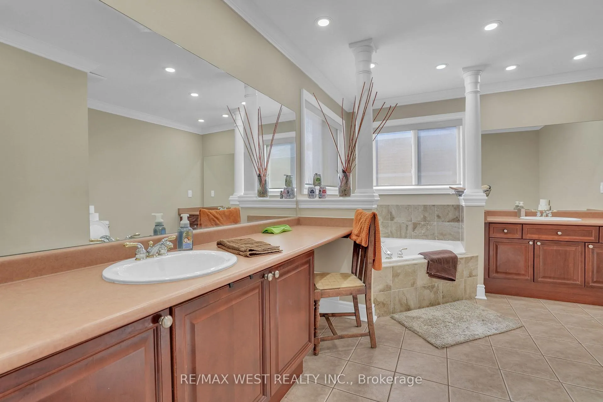Photo 8 of 173 Prince William Way, Barrie, Innis-Shore — HOMEH