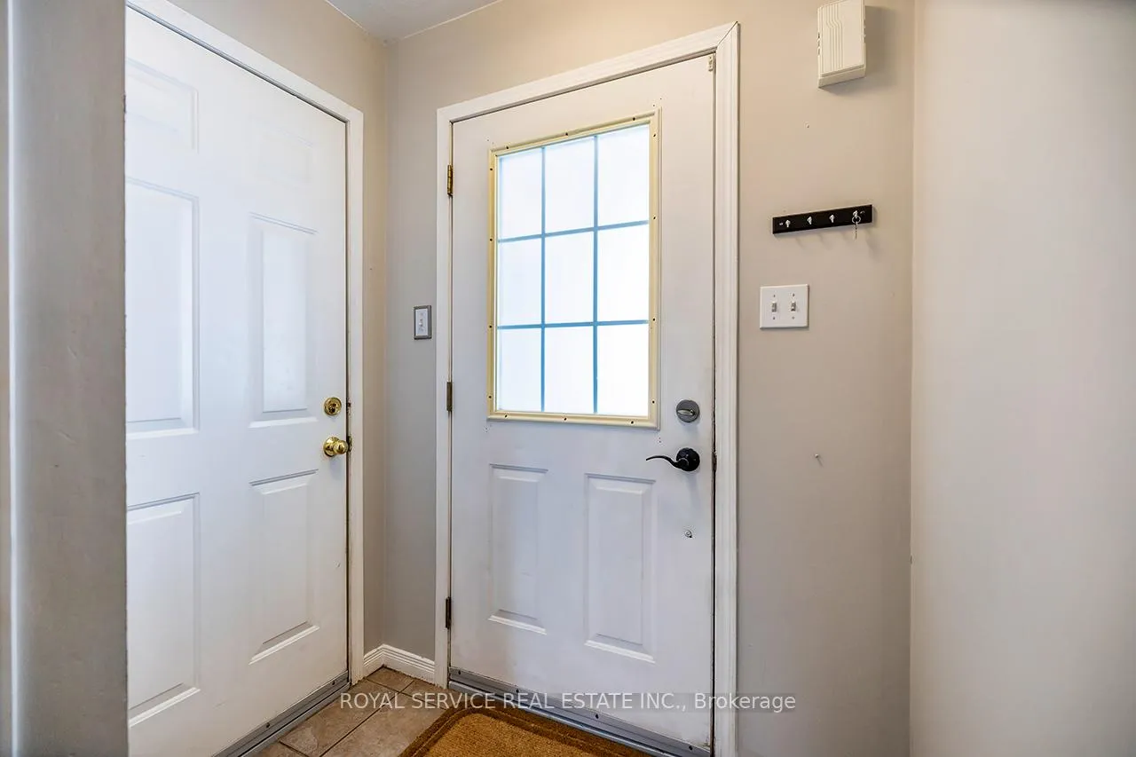 Photo 4 of 19 Brooking Street, Clarington, Bowmanville — HOMEH