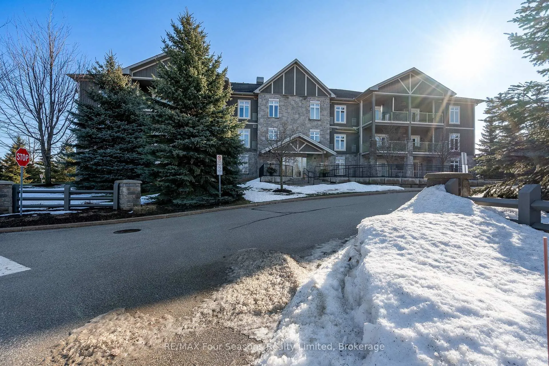 Front of Unit 305, 27 Beaver Street S