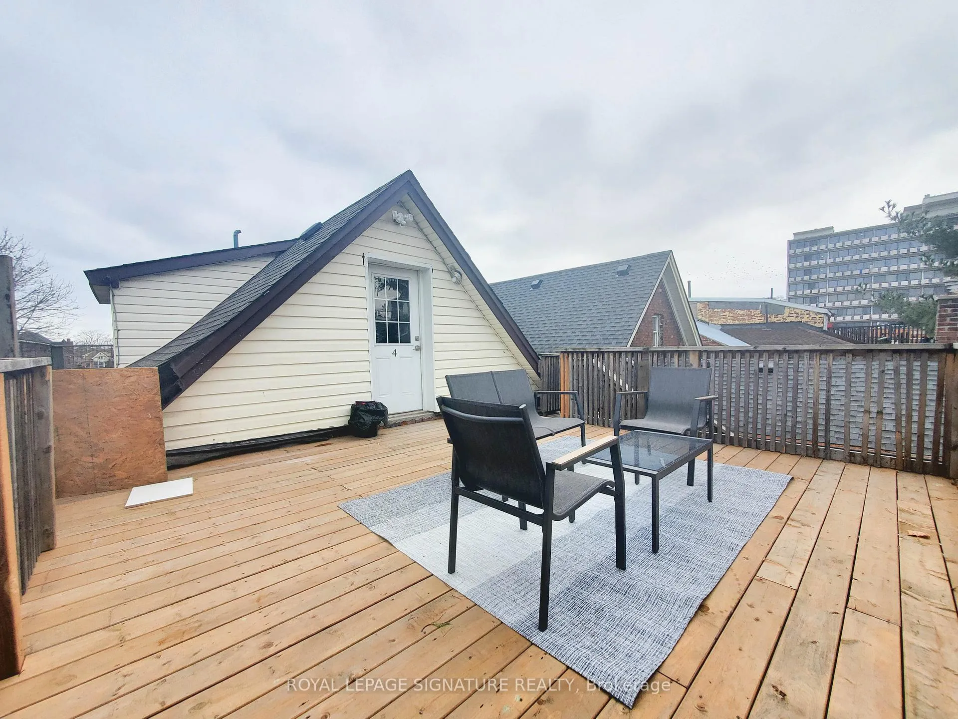 Front of Unit 4, 77 Victoria Avenue N