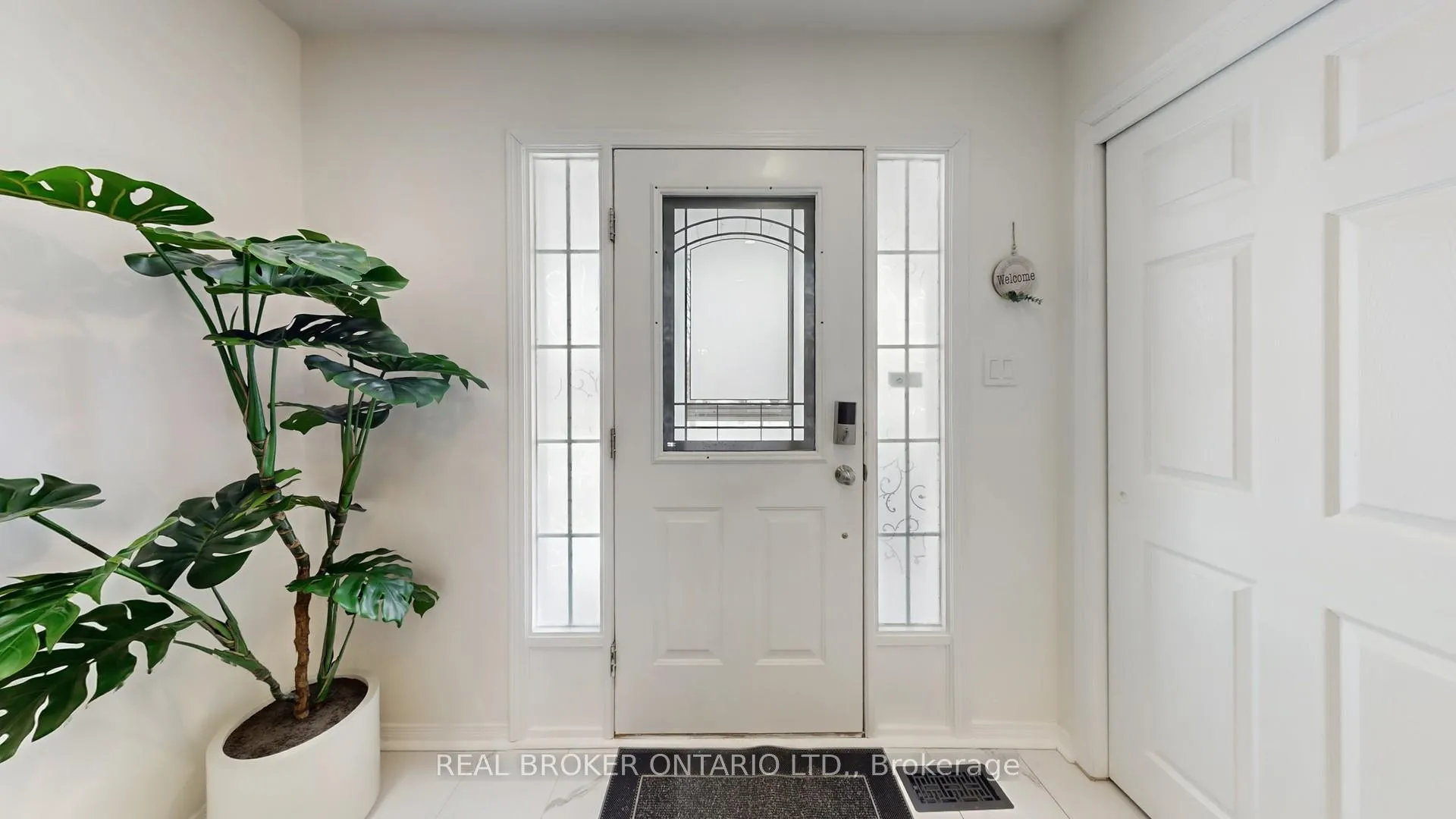 Photo 3 of 16 Wade Square, Clarington, Courtice — HOMEH