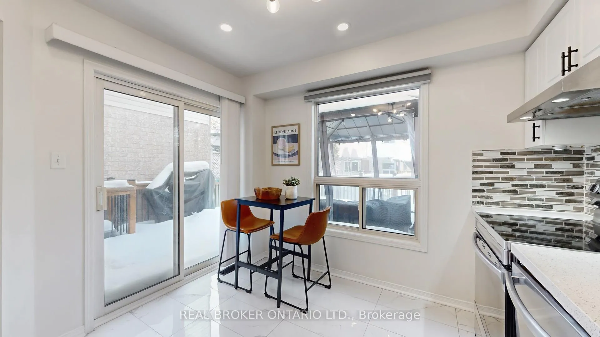 Photo 13 of 16 Wade Square, Clarington, Courtice — HOMEH