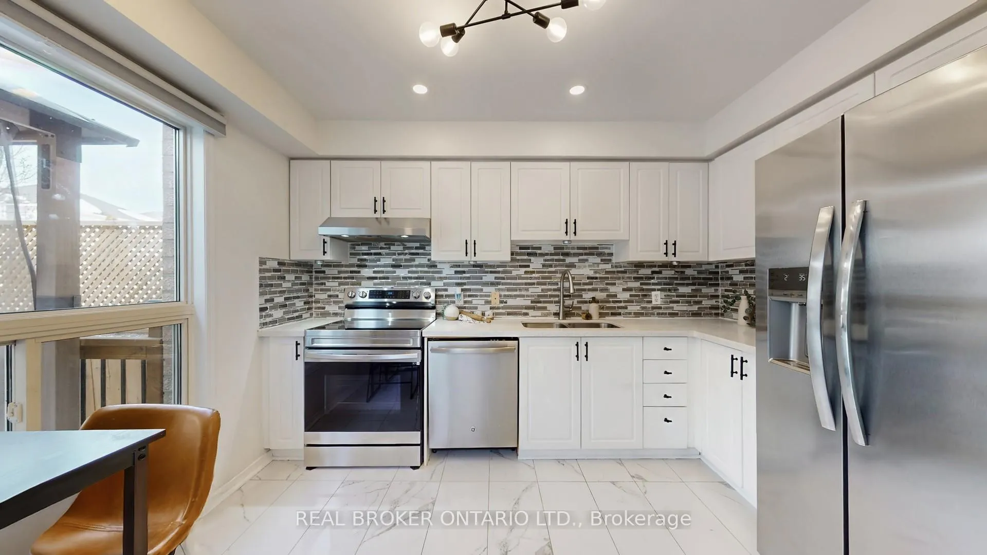 Photo 15 of 16 Wade Square, Clarington, Courtice — HOMEH
