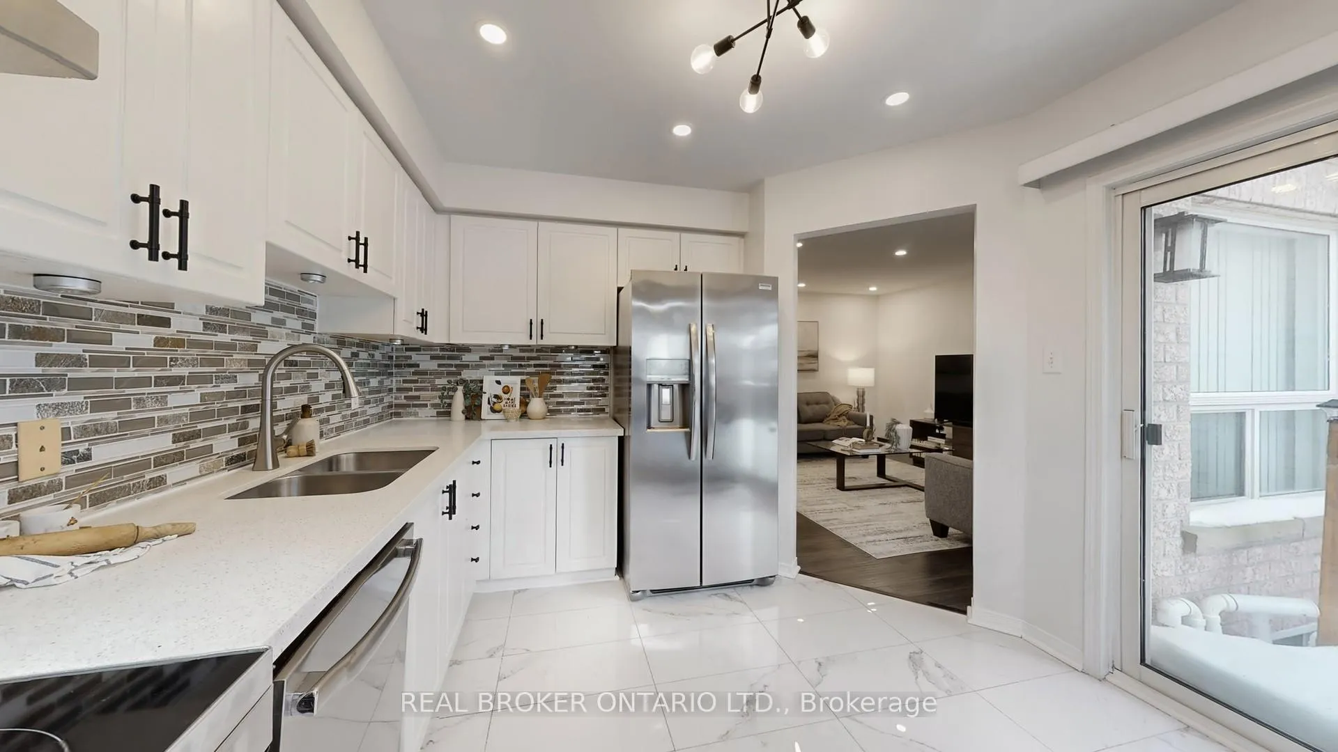 Photo 17 of 16 Wade Square, Clarington, Courtice — HOMEH