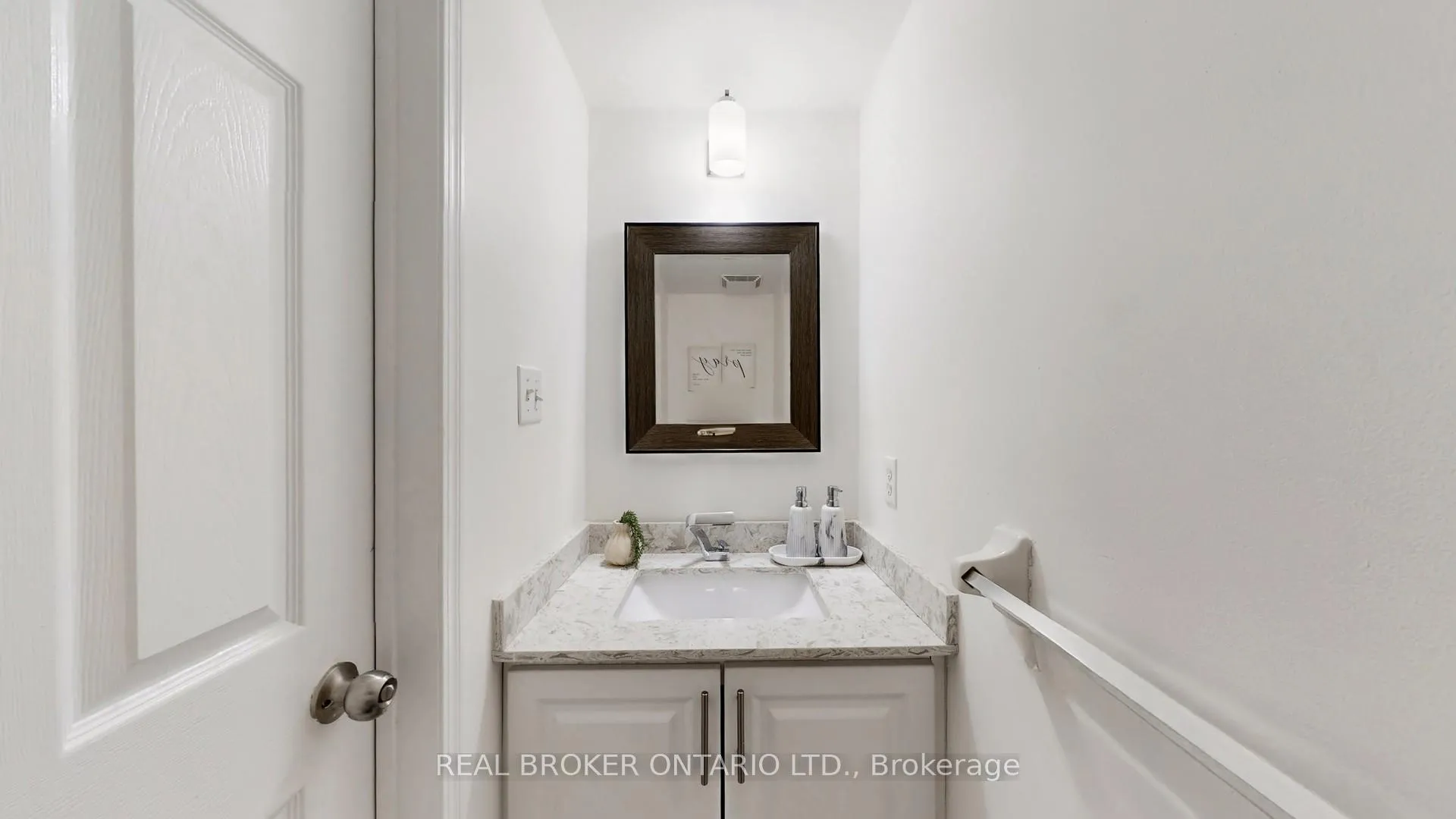 Photo 18 of 16 Wade Square, Clarington, Courtice — HOMEH