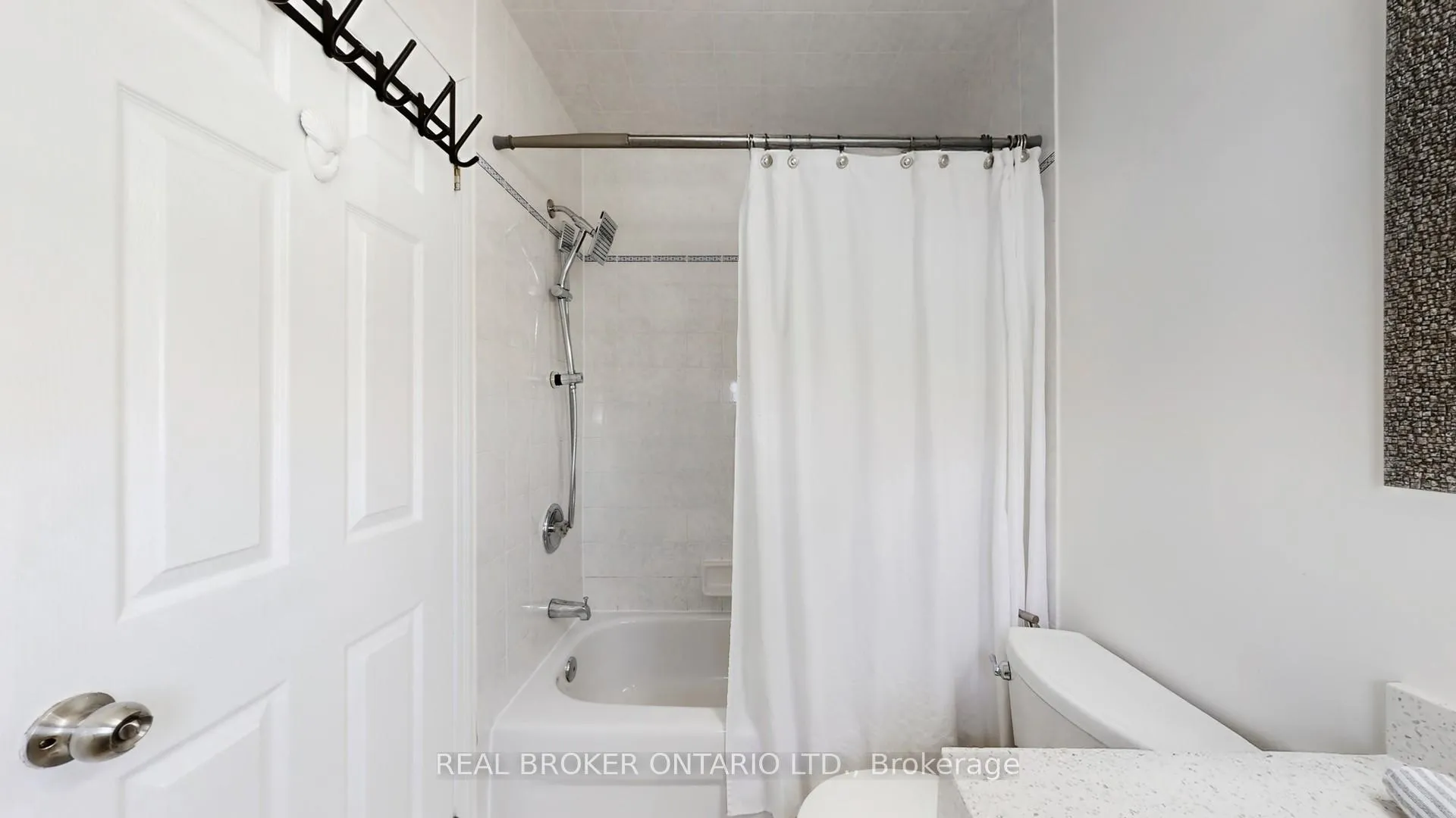 Photo 31 of 16 Wade Square, Clarington, Courtice — HOMEH
