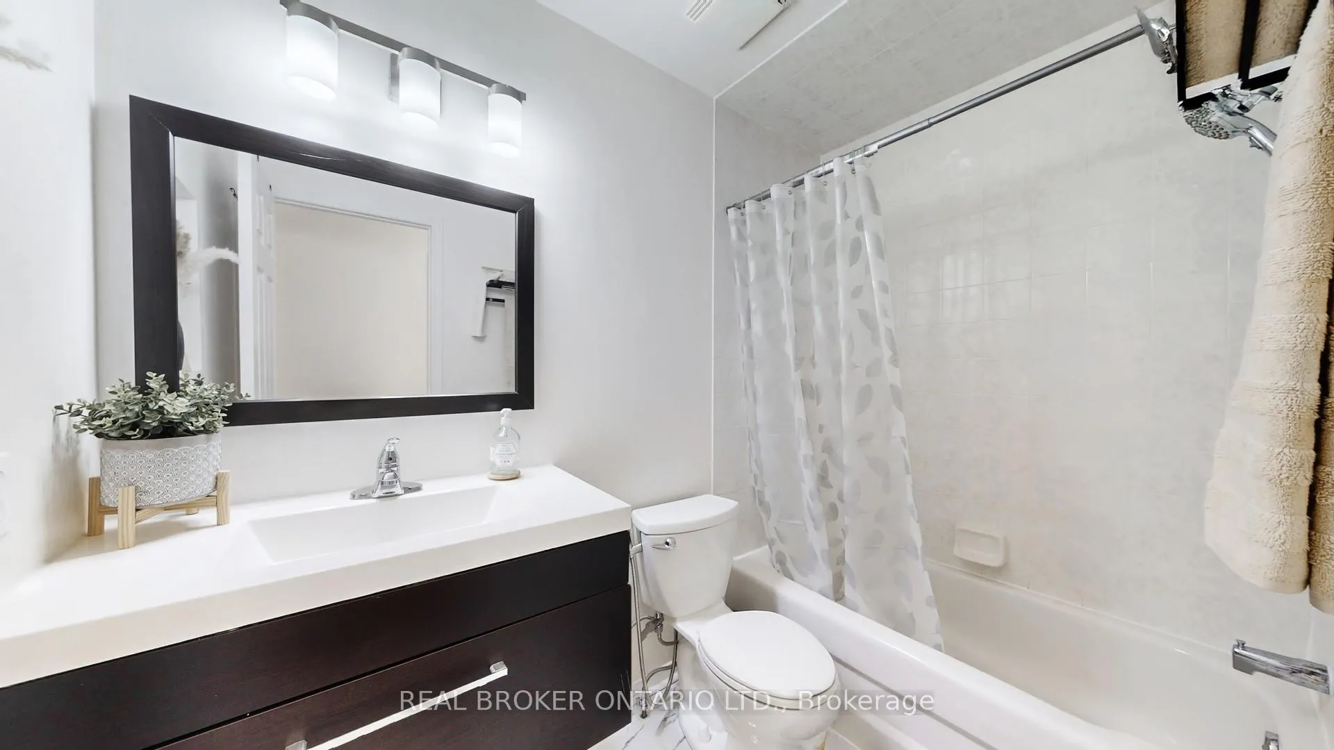 Photo 36 of 16 Wade Square, Clarington, Courtice — HOMEH