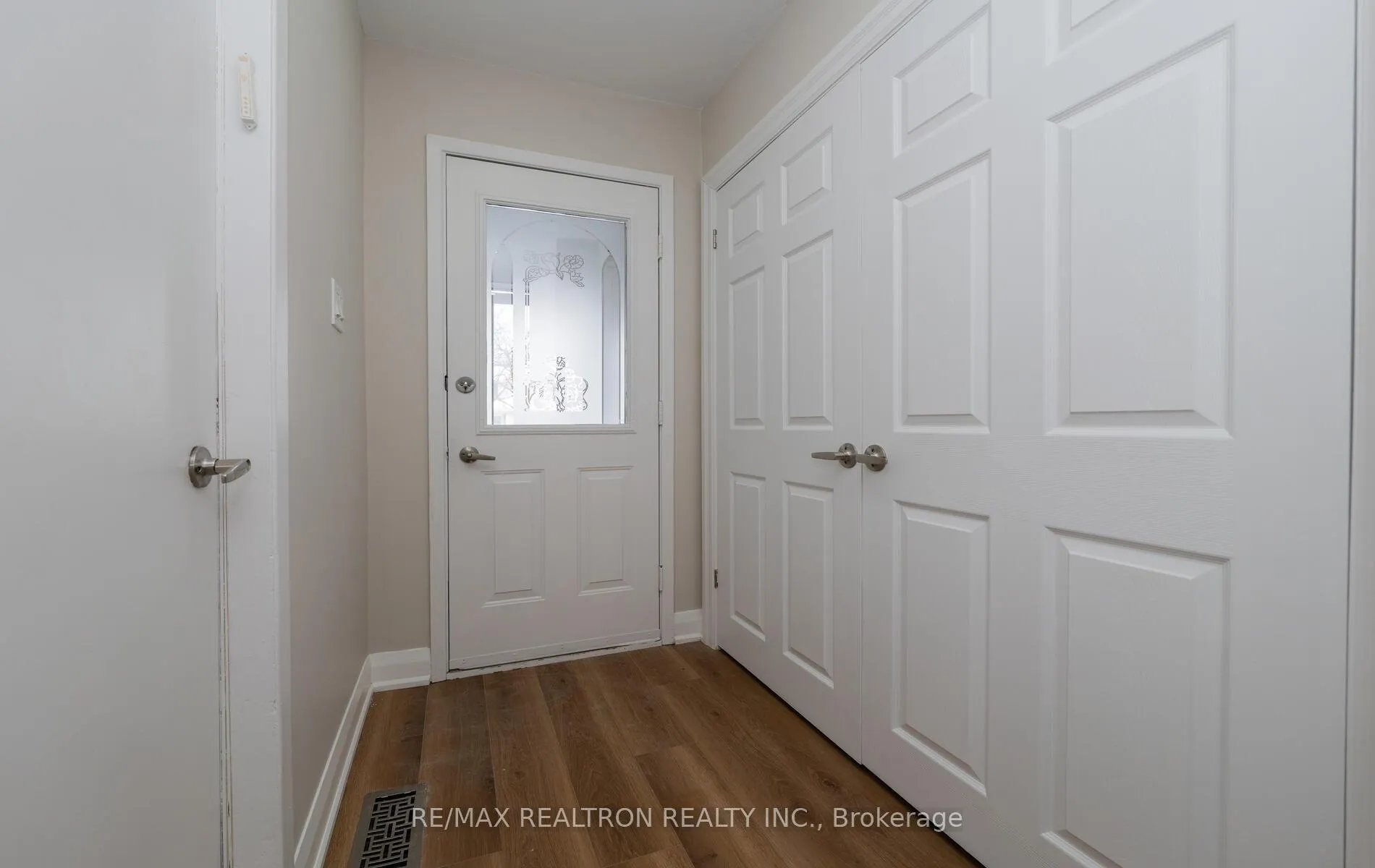 Photo 3 of 110 Lisa Crescent, Vaughan, Crestwood-Springfarm-Yorkhill — HOMEH